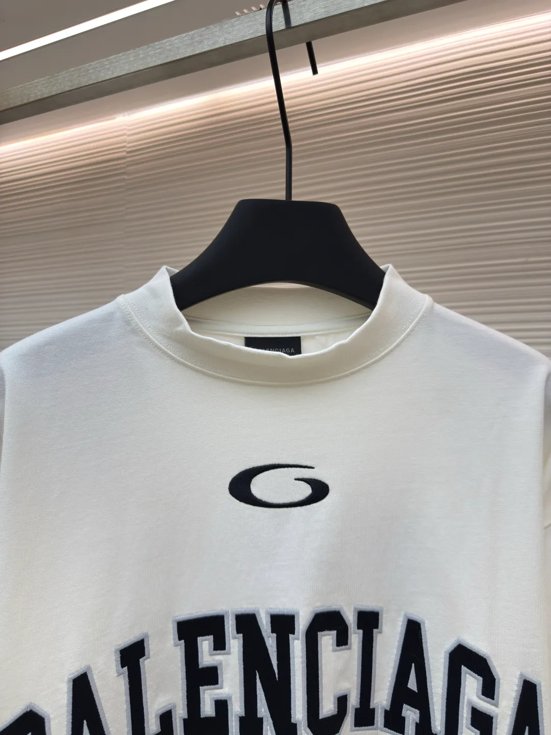 Balenciaga No. 1 jersey embroidered long sleeves ●Authentic product: Purchased and developed for 9200 ●Item number: 1680352-A55 ●Fabric: combed cotton plain fabric ●Technology: embroidery production ●Version: loose fit ●Weight: about 455 grams ●Size: XS-S-M-L ●Description: The fabric is made of 16s single-yarn combed cotton plain weave, with matching 1*1 horizontal machine-woven ribbing of this fabric color. The front and back panels are printed with elliptical machine screen paste, the front panel is embroidered with a domestic high-speed embroidery machine, laser burnt letter patch, 7s*7s twill contrasting color fastness 100% cotton, and the hem is a flat car color-blocked jacquard woven label. The woven label is made of white fine silk material imported from Japan. The overall wiring is straight and delicate, the fabric is comfortable and soft, and the color is consistent without color difference. It can be matched with the same style to create a fashionable look and control various occasions. Customized accessories, complete with three standards, same style for men and women!