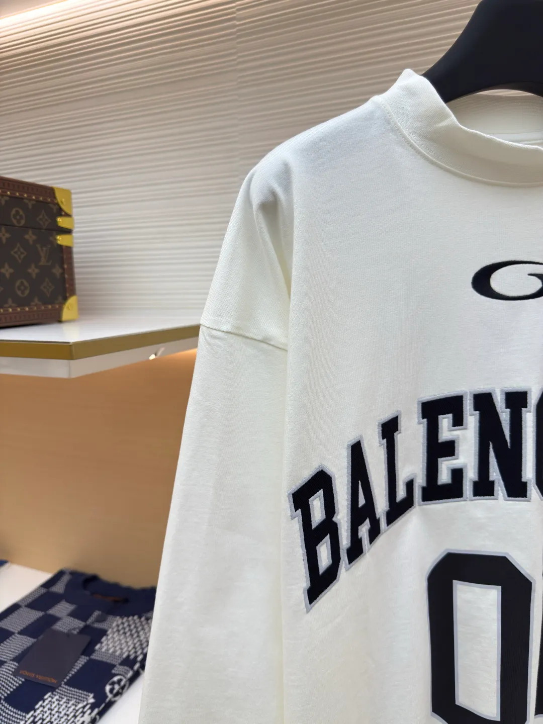Balenciaga No. 1 jersey embroidered long sleeves ●Authentic product: Purchased and developed for 9200 ●Item number: 1680352-A55 ●Fabric: combed cotton plain fabric ●Technology: embroidery production ●Version: loose fit ●Weight: about 455 grams ●Size: XS-S-M-L ●Description: The fabric is made of 16s single-yarn combed cotton plain weave, with matching 1*1 horizontal machine-woven ribbing of this fabric color. The front and back panels are printed with elliptical machine screen paste, the front panel is embroidered with a domestic high-speed embroidery machine, laser burnt letter patch, 7s*7s twill contrasting color fastness 100% cotton, and the hem is a flat car color-blocked jacquard woven label. The woven label is made of white fine silk material imported from Japan. The overall wiring is straight and delicate, the fabric is comfortable and soft, and the color is consistent without color difference. It can be matched with the same style to create a fashionable look and control various occasions. Customized accessories, complete with three standards, same style for men and women!