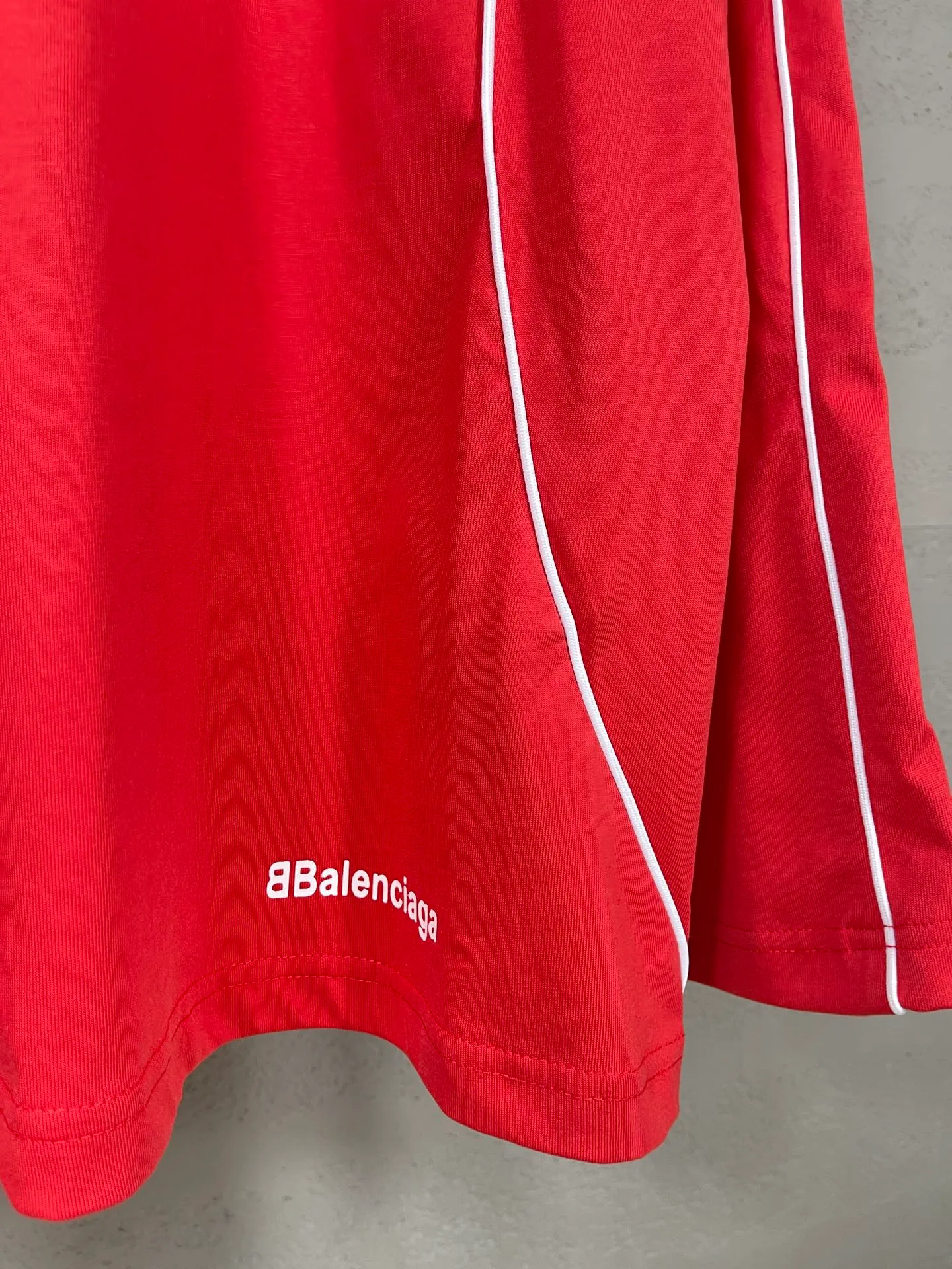 🅿️100 real photos [Top version. Official website quality] BALENCI*GA/Paris new model. Co-branded football sportswear LOGO embroidered printed long-sleeved T-shirt # The whole piece of clothing is stitched with multiple stitching edges. The craftsmanship is extremely complex and the market currency is very different. Welcome to compare 🆚. The fabric is made of Paris ZP custom-woven and dyed cotton double yarn. Weighing 260 grams, the cloth surface is clean. The cloth pattern is clear, soft and comfortable. The threads are dyed with no color difference. The classic pattern embroidery is embroidered by Tajima imported embroidery machine, and the printing uses imported glue. The letters are clear, three-dimensional and without burrs. Jubie market produces pictures based on pictures. Welcome to compare. The version adopts OS loose shoulder design. Same style for men and women. Code: BL225036 Color: black, white, pink, red, fluorescent yellow Size: XS S M L
