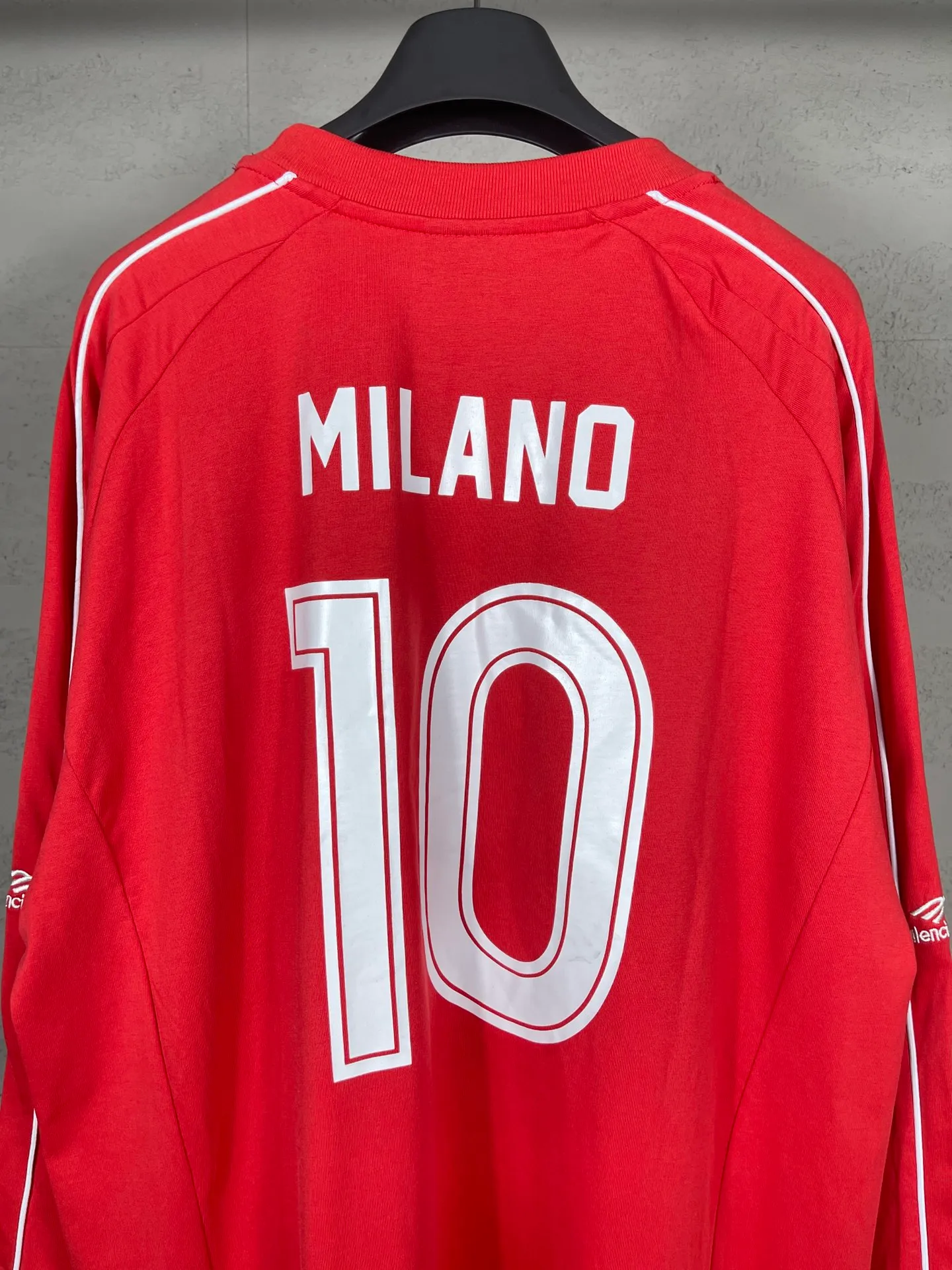 🅿️100 real photos [Top version. Official website quality] BALENCI*GA/Paris new model. Co-branded football sportswear LOGO embroidered printed long-sleeved T-shirt # The whole piece of clothing is stitched with multiple stitching edges. The craftsmanship is extremely complex and the market currency is very different. Welcome to compare 🆚. The fabric is made of Paris ZP custom-woven and dyed cotton double yarn. Weighing 260 grams, the cloth surface is clean. The cloth pattern is clear, soft and comfortable. The threads are dyed with no color difference. The classic pattern embroidery is embroidered by Tajima imported embroidery machine, and the printing uses imported glue. The letters are clear, three-dimensional and without burrs. Jubie market produces pictures based on pictures. Welcome to compare. The version adopts OS loose shoulder design. Same style for men and women. Code: BL225036 Color: black, white, pink, red, fluorescent yellow Size: XS S M L