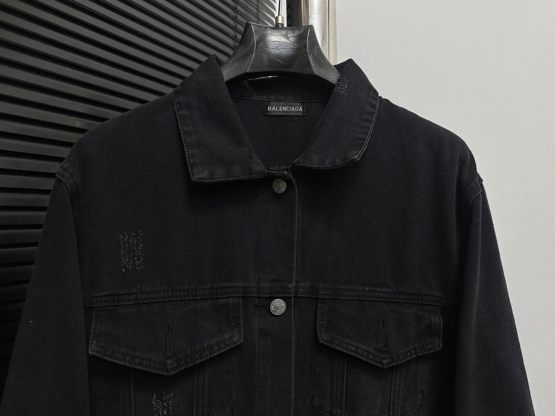 🅿️320 【Balenciaga】Balenciaga Eiffel Tower Denim Loose Jacket The Balenciaga catwalk limited series, spring and summer new models are made of 460 grams of high-end customized fabrics, with excellent washing effect, breathable and thick hand feel, and the details are all hand-polished and manufactured with craftsmanship. Exclusive door pockets are fully embedded with clips, which are stiff and cannot be deformed. The whole garment is made of custom-woven heavy denim fabrics, with independent hardware molding and heavy-duty washing. After multiple processes, it is created with a full sense of high-end and very motorcycle, showing luxury, classic and durability! ! Unisex size: S-XL