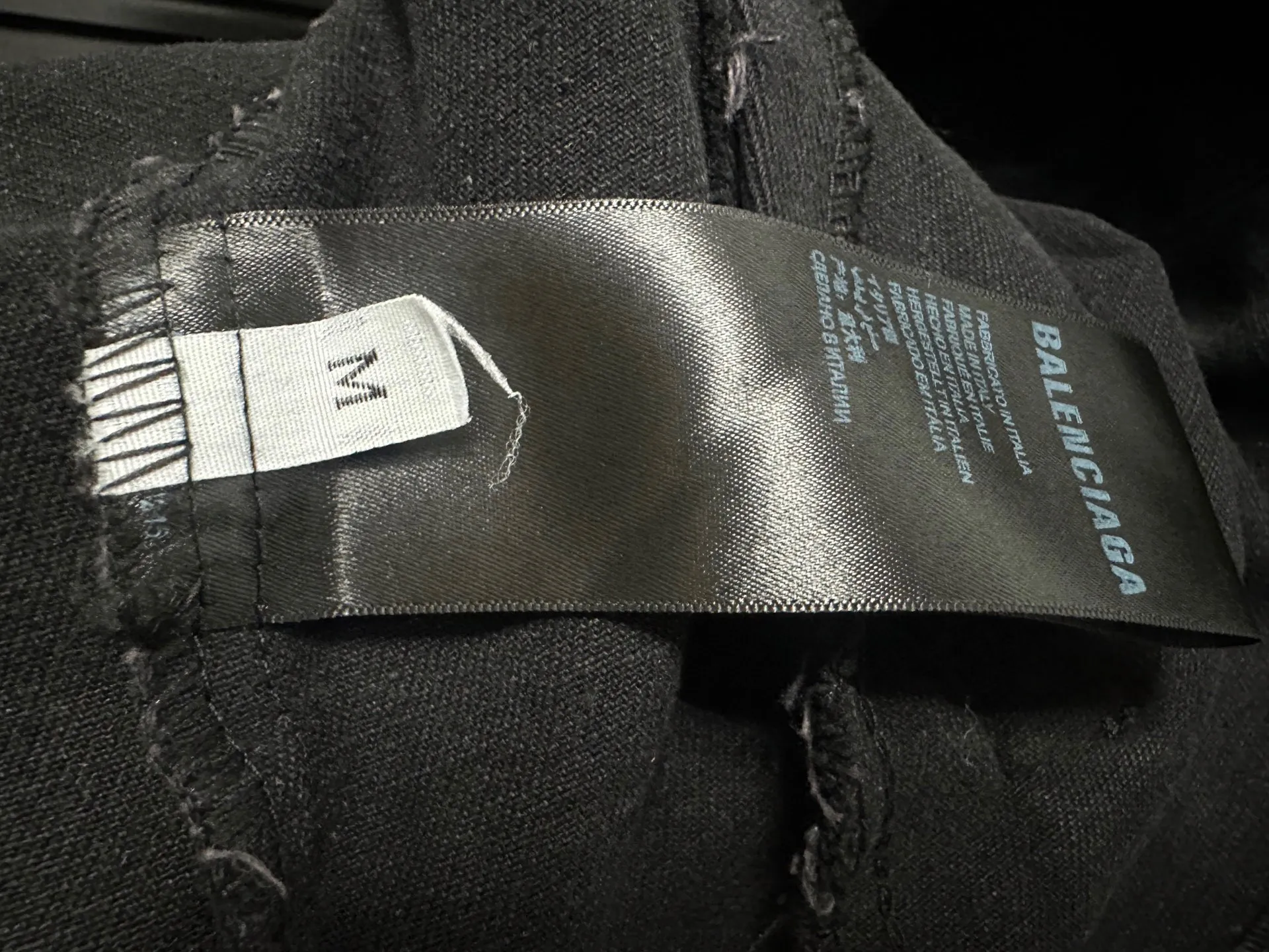 🅿️320 【Balenciaga】Balenciaga Eiffel Tower Denim Loose Jacket The Balenciaga catwalk limited series, spring and summer new models are made of 460 grams of high-end customized fabrics, with excellent washing effect, breathable and thick hand feel, and the details are all hand-polished and manufactured with craftsmanship. Exclusive door pockets are fully embedded with clips, which are stiff and cannot be deformed. The whole garment is made of custom-woven heavy denim fabrics, with independent hardware molding and heavy-duty washing. After multiple processes, it is created with a full sense of high-end and very motorcycle, showing luxury, classic and durability! ! Unisex size: S-XL
