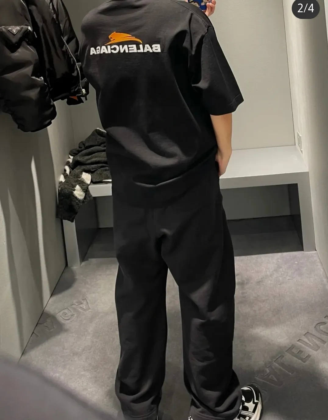 ♻️💯Upper body reference model picture❤️The top version of BALENCIAGA's new Balenciaga Year of the Tiger limited embroidery loose-fitting pure cotton short-sleeved T-shirt for men and women couples. Without further ado, the focus of this model's craftsmanship is the embroidery printing on the front and back. Whoever has good machines will do it right. For this model, the embroidery machine we use is the Tajima embroidery machine imported from Japan, "known as the best embroidery model in the world", with low failure rate, thread skipping rate, and thread breakage rate. Embroidery with high precision.  3D cherry blossom thread, embroidery is meticulous and smooth. You can see the detailed pictures, even though thousands of needles are used for embroidery, the fabric will not deform. The edges and corners, the pattern transition is smooth and flat!  Color: black, white, yellow Size: XS-L P:250