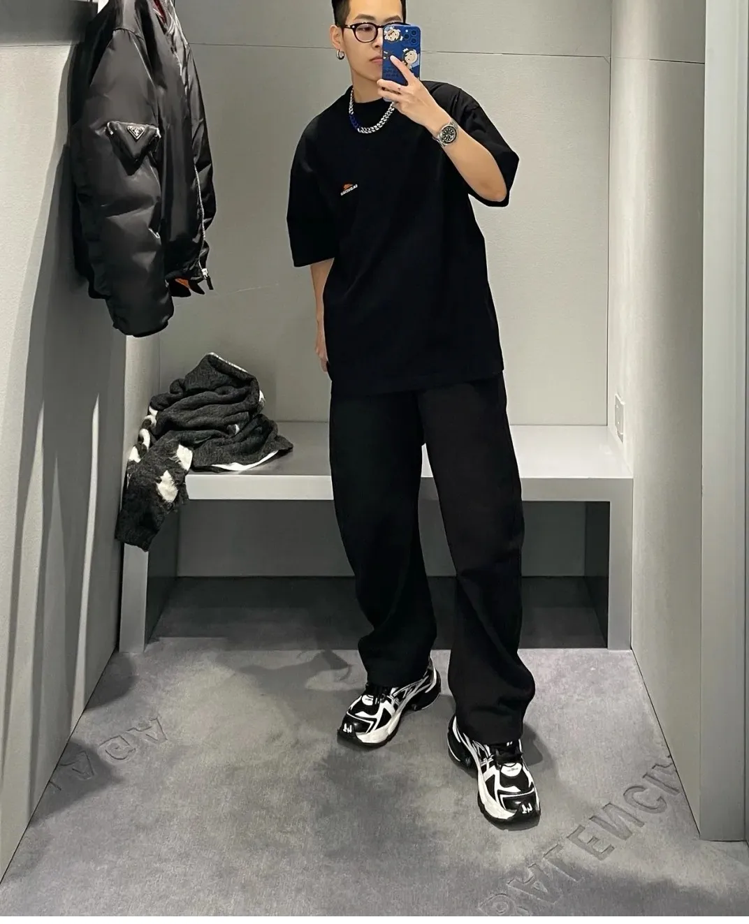 ♻️💯Upper body reference model picture❤️The top version of BALENCIAGA's new Balenciaga Year of the Tiger limited embroidery loose-fitting pure cotton short-sleeved T-shirt for men and women couples. Without further ado, the focus of this model's craftsmanship is the embroidery printing on the front and back. Whoever has good machines will do it right. For this model, the embroidery machine we use is the Tajima embroidery machine imported from Japan, "known as the best embroidery model in the world", with low failure rate, thread skipping rate, and thread breakage rate. Embroidery with high precision.  3D cherry blossom thread, embroidery is meticulous and smooth. You can see the detailed pictures, even though thousands of needles are used for embroidery, the fabric will not deform. The edges and corners, the pattern transition is smooth and flat!  Color: black, white, yellow Size: XS-L P:250
