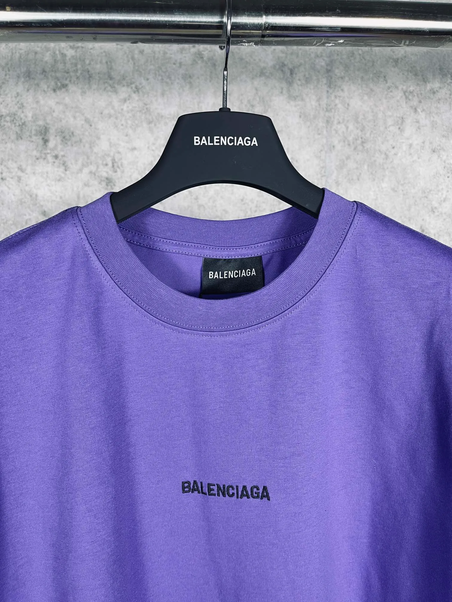 🅿️166 real photos [Top version. Official website quality] BALENCI*GA/Paris #Classic style. Classic letter embroidered short-sleeved T-shirt on the front and back #2023 spring and summer brick cabinet synchronization.                       The fabric is made of Paris ZP custom-woven and dyed cotton double yarn, weighing 260 grams. The cloth surface is clean. The cloth pattern is clear, soft and comfortable. The threads are dyed with no color difference. The classic letters are embroidered with an imported embroidery machine. The letters are clear and the effect is three-dimensional, restoring the brick cabinet. The version adopts the OS loose shoulder style. Same style for men and women. Coding: BL223006 Color: smoke gray, purple, light green, peacock blue, black, rice coffee, gray green Size: XS S M L