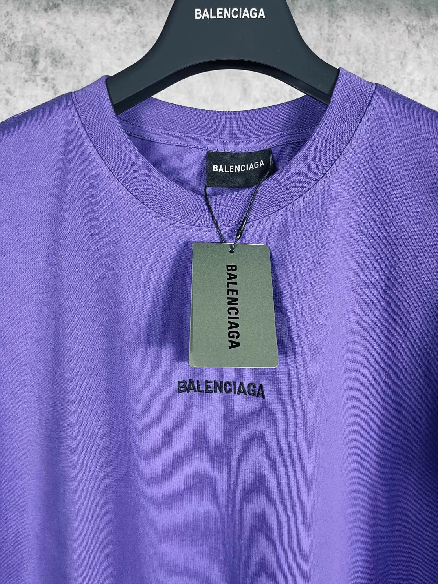 🅿️166 real photos [Top version. Official website quality] BALENCI*GA/Paris #Classic style. Classic letter embroidered short-sleeved T-shirt on the front and back #2023 spring and summer brick cabinet synchronization.                       The fabric is made of Paris ZP custom-woven and dyed cotton double yarn, weighing 260 grams. The cloth surface is clean. The cloth pattern is clear, soft and comfortable. The threads are dyed with no color difference. The classic letters are embroidered with an imported embroidery machine. The letters are clear and the effect is three-dimensional, restoring the brick cabinet. The version adopts the OS loose shoulder style. Same style for men and women. Coding: BL223006 Color: smoke gray, purple, light green, peacock blue, black, rice coffee, gray green Size: XS S M L