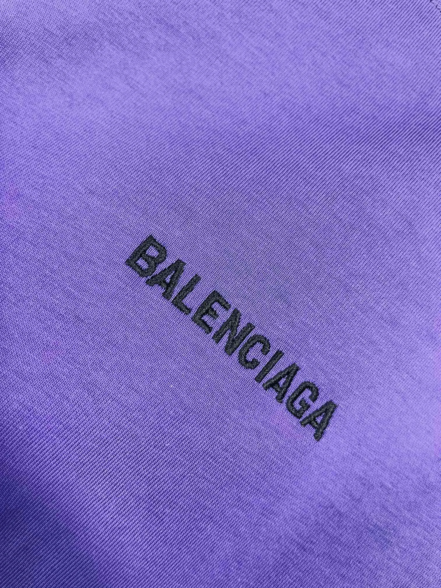 🅿️166 real photos [Top version. Official website quality] BALENCI*GA/Paris #Classic style. Classic letter embroidered short-sleeved T-shirt on the front and back #2023 spring and summer brick cabinet synchronization.                       The fabric is made of Paris ZP custom-woven and dyed cotton double yarn, weighing 260 grams. The cloth surface is clean. The cloth pattern is clear, soft and comfortable. The threads are dyed with no color difference. The classic letters are embroidered with an imported embroidery machine. The letters are clear and the effect is three-dimensional, restoring the brick cabinet. The version adopts the OS loose shoulder style. Same style for men and women. Coding: BL223006 Color: smoke gray, purple, light green, peacock blue, black, rice coffee, gray green Size: XS S M L