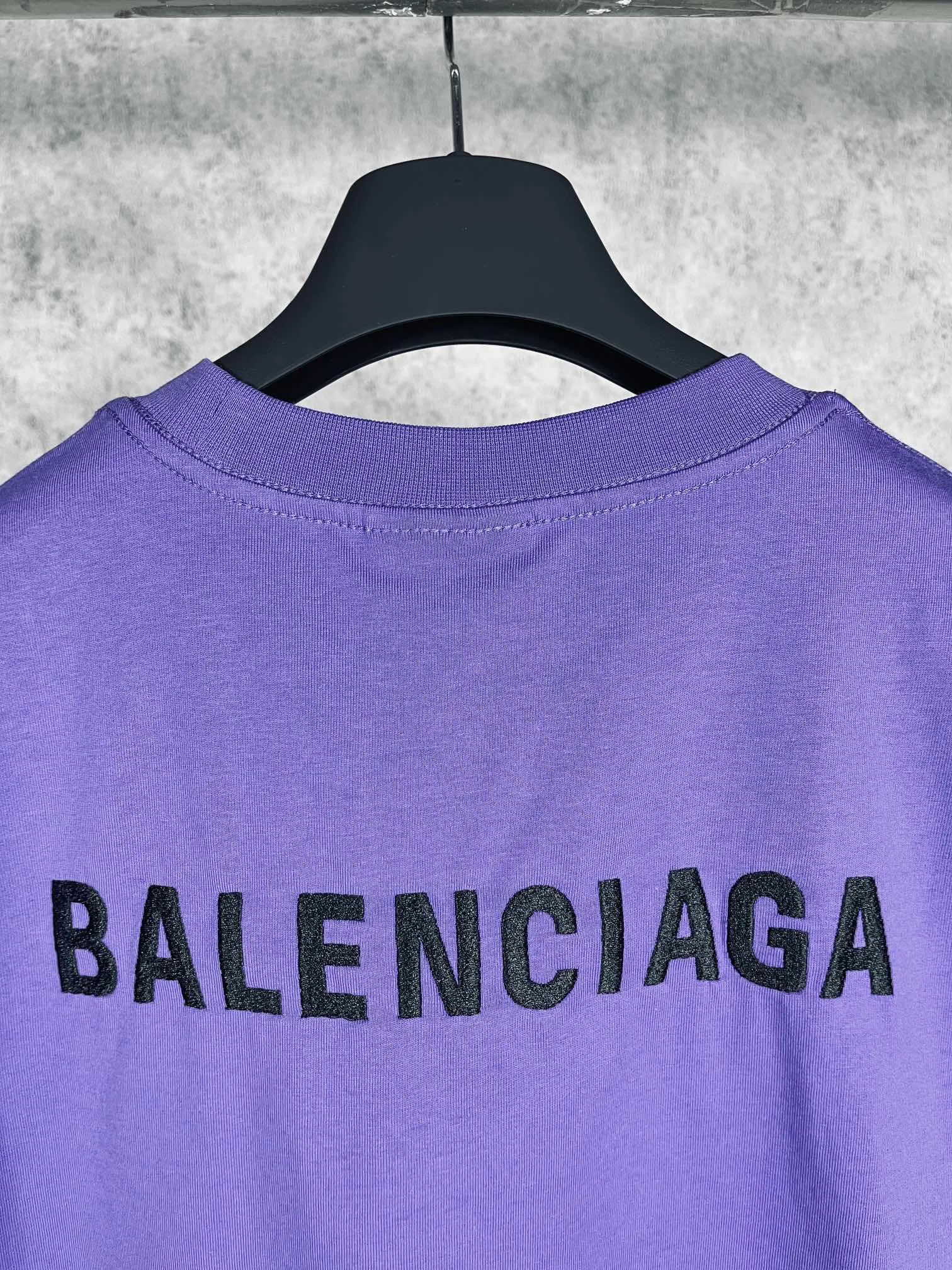 🅿️166 real photos [Top version. Official website quality] BALENCI*GA/Paris #Classic style. Classic letter embroidered short-sleeved T-shirt on the front and back #2023 spring and summer brick cabinet synchronization.                       The fabric is made of Paris ZP custom-woven and dyed cotton double yarn, weighing 260 grams. The cloth surface is clean. The cloth pattern is clear, soft and comfortable. The threads are dyed with no color difference. The classic letters are embroidered with an imported embroidery machine. The letters are clear and the effect is three-dimensional, restoring the brick cabinet. The version adopts the OS loose shoulder style. Same style for men and women. Coding: BL223006 Color: smoke gray, purple, light green, peacock blue, black, rice coffee, gray green Size: XS S M L