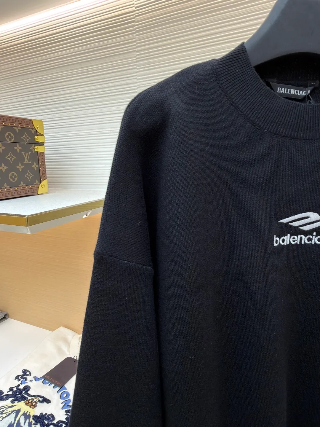 Balenciaga 3B embroidered wool sweater ●Original version: Purchased and developed for 14800 ●Item number: 1681358-B10 ●Fabric: wool blended fabric ●Technology: embroidery production ●Color: black ●Version: Loose version ●Weight: about 930 grams ●Size: Wool fabric has a strong thermal insulation effect, and each yarn has its own heating effect. The embroidery uses 3D three-dimensional embroidery. The spacing between each letter is the same as the original version, and the number of stitches is close to 20,000. The overall wiring is straight and delicate, the fabric is comfortable and soft, and the color is consistent without color difference. It can be matched with the same style to create a fashionable look and control various occasions. Customized accessories, complete with three standards, same style for men and women!