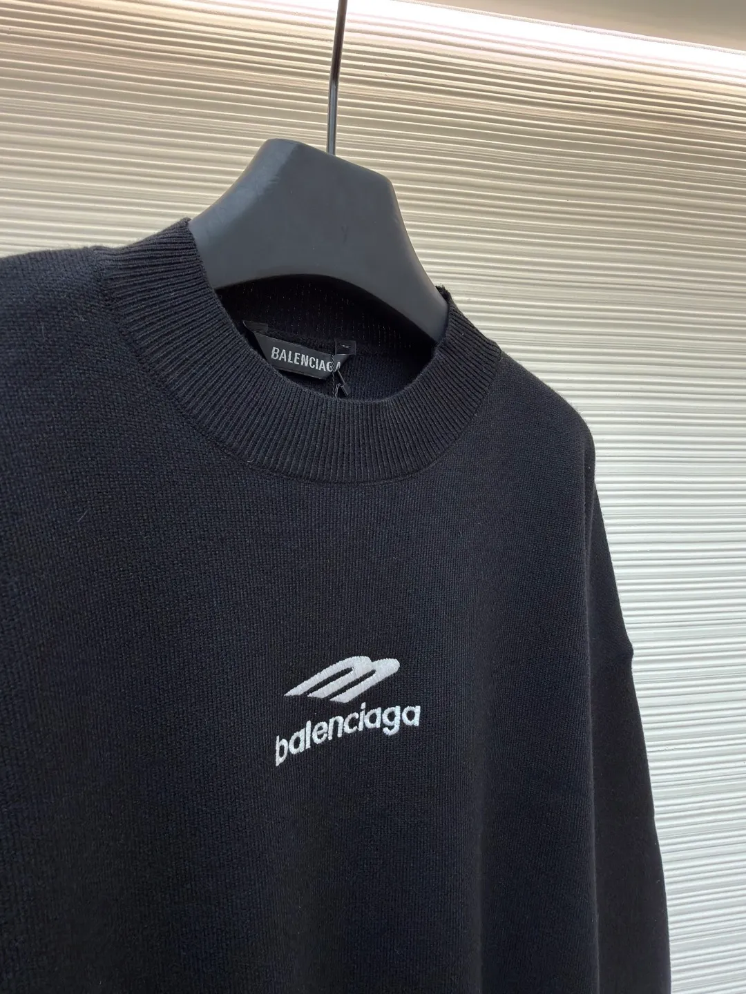 Balenciaga 3B embroidered wool sweater ●Original version: Purchased and developed for 14800 ●Item number: 1681358-B10 ●Fabric: wool blended fabric ●Technology: embroidery production ●Color: black ●Version: Loose version ●Weight: about 930 grams ●Size: Wool fabric has a strong thermal insulation effect, and each yarn has its own heating effect. The embroidery uses 3D three-dimensional embroidery. The spacing between each letter is the same as the original version, and the number of stitches is close to 20,000. The overall wiring is straight and delicate, the fabric is comfortable and soft, and the color is consistent without color difference. It can be matched with the same style to create a fashionable look and control various occasions. Customized accessories, complete with three standards, same style for men and women!