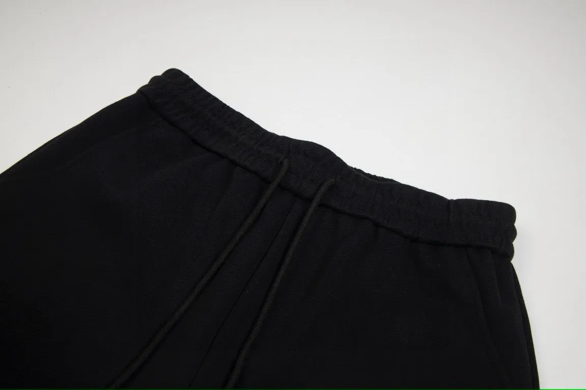 🅿️180 new model number: B103 Balenciaga new graffiti letter printed shorts for couples, casual three-quarter pants 1️⃣The fabric is made of reactive black 360g, a very high-quality, thick and comfortable fabric, and the waist is designed with hemming workmanship, making it more comfortable and stylish to wear! 2️⃣Adopt foam printing design technology, positioning cutting, imported glue dot printing, irregular splash ink graffiti printing! 3️⃣It is very youthful and youthful and energetic, and can be easily controlled by both men and women. It is very in line with the fashion aesthetic concepts of young people today, creating a casual and lazy fashion tone, a must-have for autumn and winter! 4️⃣Exquisite workmanship and complete accessories! Color: black Size: S, M, L, XL