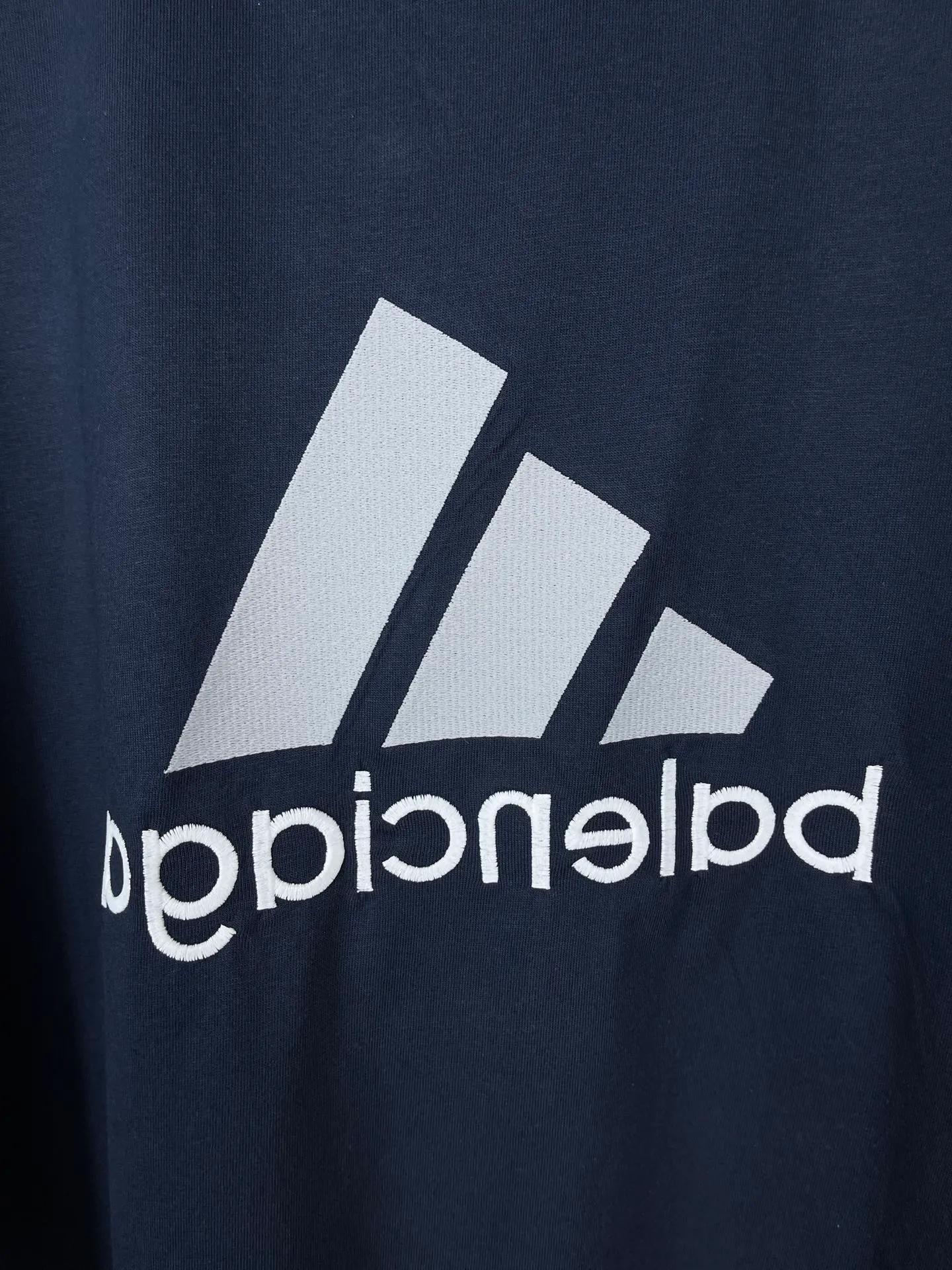 🅿️186 Real photos [Top version. Official website quality] BALENCI*GA/Paris co-branded Adidas classic LOGO combination on the front, double-sided front and back wear embroidered short-sleeved T-shirt# The fabric is made of Paris ZP custom-woven and dyed cotton double yarn. Weighing 260 grams, the cloth surface is clean. The cloth pattern is clear, soft and comfortable. The color fastness is good. It is not easy to change color. The threads are dyed with no color difference. The classic letter LOGO embroidery is embroidered using imported Tajima embroidery machine. The lines are clear and the effect is three-dimensional. Restored brick cabinets. The version adopts OS loose shoulder version. Same style for men and women. Code: BL223108 Color: white, sapphire blue, dark green Size: XS to L