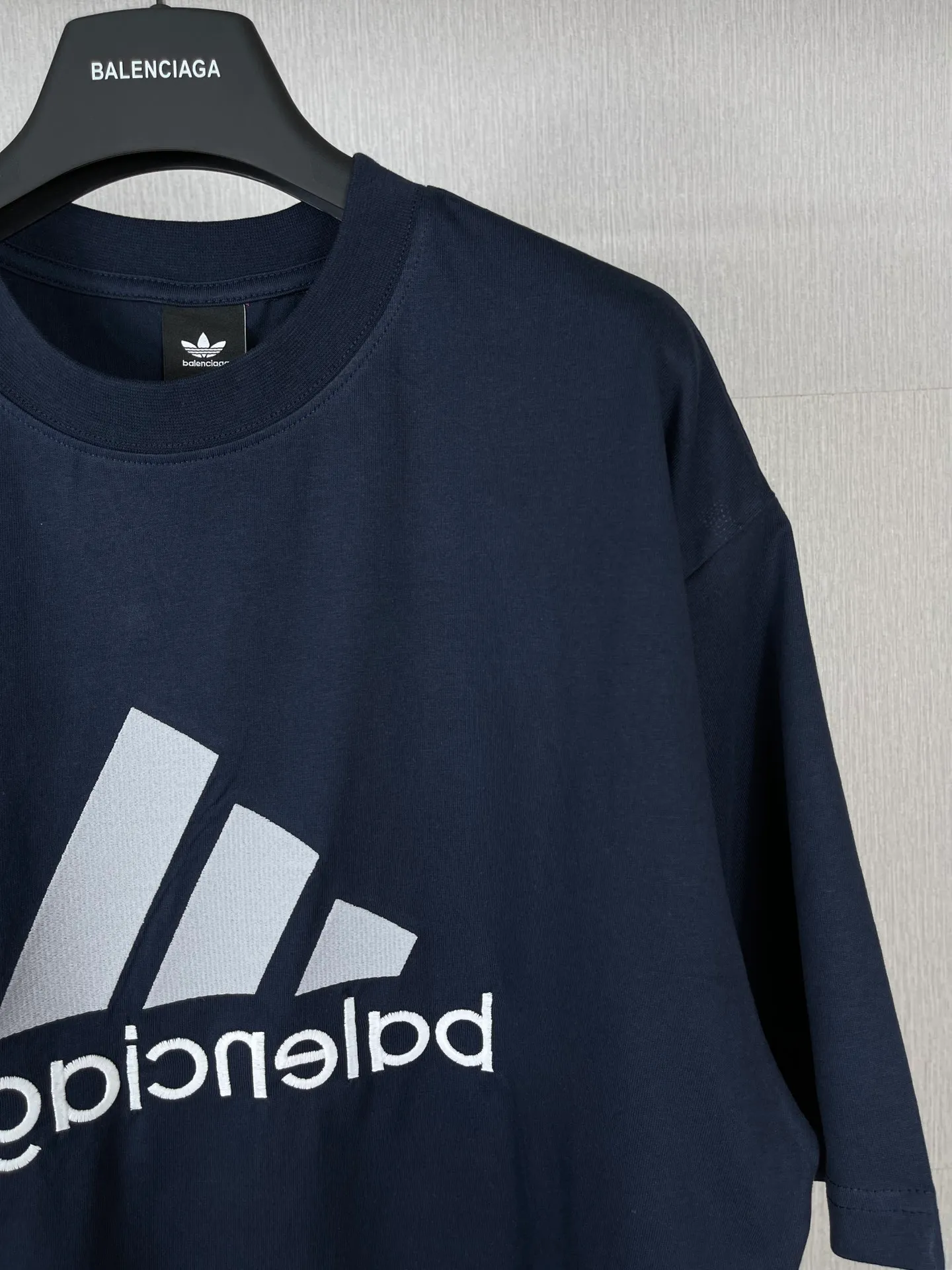 🅿️186 Real photos [Top version. Official website quality] BALENCI*GA/Paris co-branded Adidas classic LOGO combination on the front, double-sided front and back wear embroidered short-sleeved T-shirt# The fabric is made of Paris ZP custom-woven and dyed cotton double yarn. Weighing 260 grams, the cloth surface is clean. The cloth pattern is clear, soft and comfortable. The color fastness is good. It is not easy to change color. The threads are dyed with no color difference. The classic letter LOGO embroidery is embroidered using imported Tajima embroidery machine. The lines are clear and the effect is three-dimensional. Restored brick cabinets. The version adopts OS loose shoulder version. Same style for men and women. Code: BL223108 Color: white, sapphire blue, dark green Size: XS to L