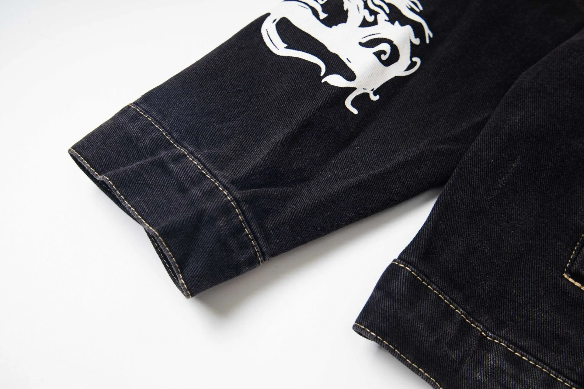 🅿️300 new model number: B15 BALENCIAGA Balenciaga's new retro letter graffiti denim jacket top 1️⃣ Made of high-quality denim fabric washing process, the upper body is soft and comfortable after washing, extremely delicate, has a solid, smooth and soft hand feel, and the fabric does not wrinkle, and the hand feel is invincible. The details are perfectly handled! 2️⃣It is very youthful and energetic, and can be easily worn by both men and women. It is very in line with the fashion aesthetic concepts of today's young people! 3️⃣ A full set of customized accessories, complete with three standards, same style for men and women, a must-have style for couples. Color: Denim Black Size: S, M, L, XL