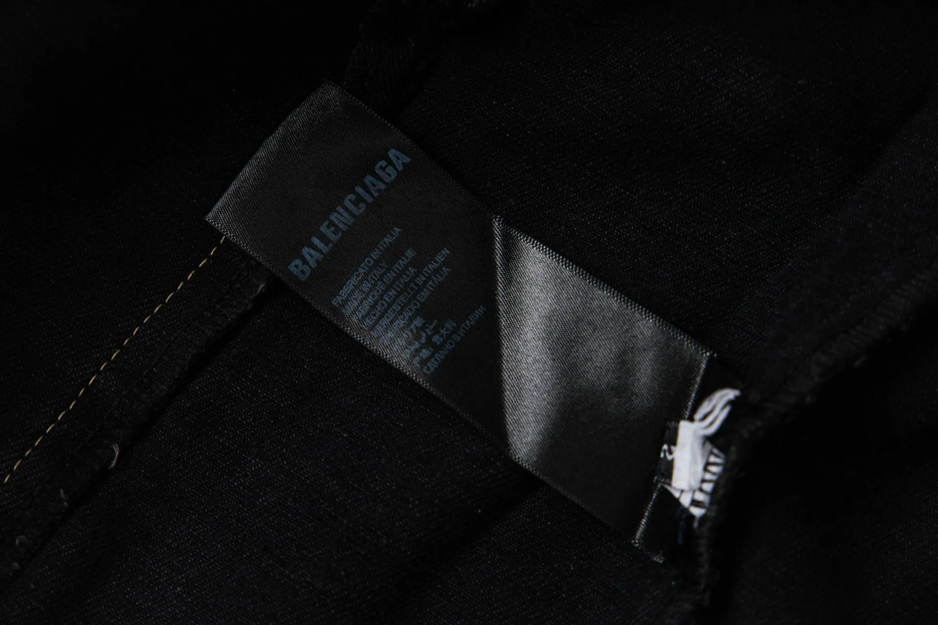 🅿️300 new model number: B15 BALENCIAGA Balenciaga's new retro letter graffiti denim jacket top 1️⃣ Made of high-quality denim fabric washing process, the upper body is soft and comfortable after washing, extremely delicate, has a solid, smooth and soft hand feel, and the fabric does not wrinkle, and the hand feel is invincible. The details are perfectly handled! 2️⃣It is very youthful and energetic, and can be easily worn by both men and women. It is very in line with the fashion aesthetic concepts of today's young people! 3️⃣ A full set of customized accessories, complete with three standards, same style for men and women, a must-have style for couples. Color: Denim Black Size: S, M, L, XL