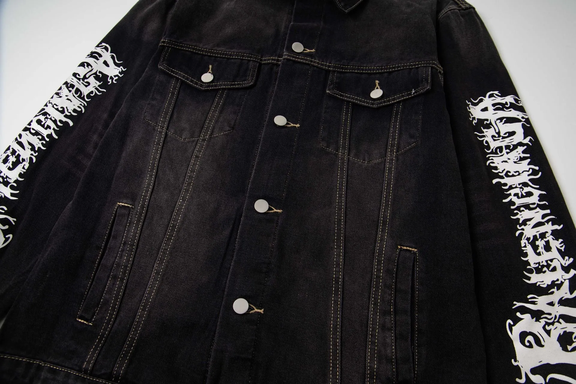 🅿️300 new model number: B15 BALENCIAGA Balenciaga's new retro letter graffiti denim jacket top 1️⃣ Made of high-quality denim fabric washing process, the upper body is soft and comfortable after washing, extremely delicate, has a solid, smooth and soft hand feel, and the fabric does not wrinkle, and the hand feel is invincible. The details are perfectly handled! 2️⃣It is very youthful and energetic, and can be easily worn by both men and women. It is very in line with the fashion aesthetic concepts of today's young people! 3️⃣ A full set of customized accessories, complete with three standards, same style for men and women, a must-have style for couples. Color: Denim Black Size: S, M, L, XL