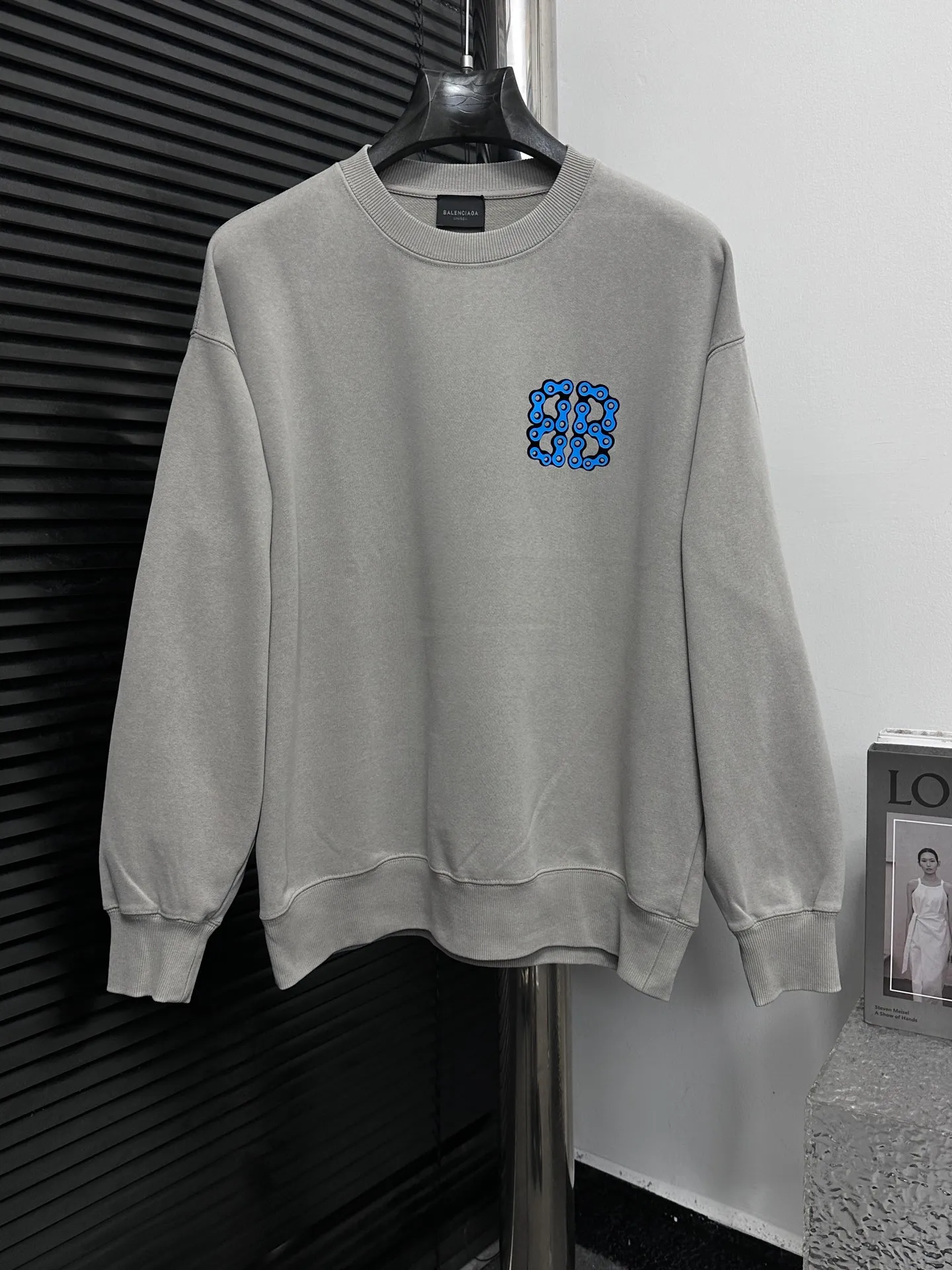 🅿️310 [BALENCIaGA] Paris washed round neck sweatshirt. The fabric is made of 400g Paris-specific double yarns* high weight double yarn ribs, washed and distressed. It has a better hand feel and texture. It is not easy to deform, not easy to shrink, not easy to fade, and maintains long-term beauty. The same style for men and women! ! Size: S-XL