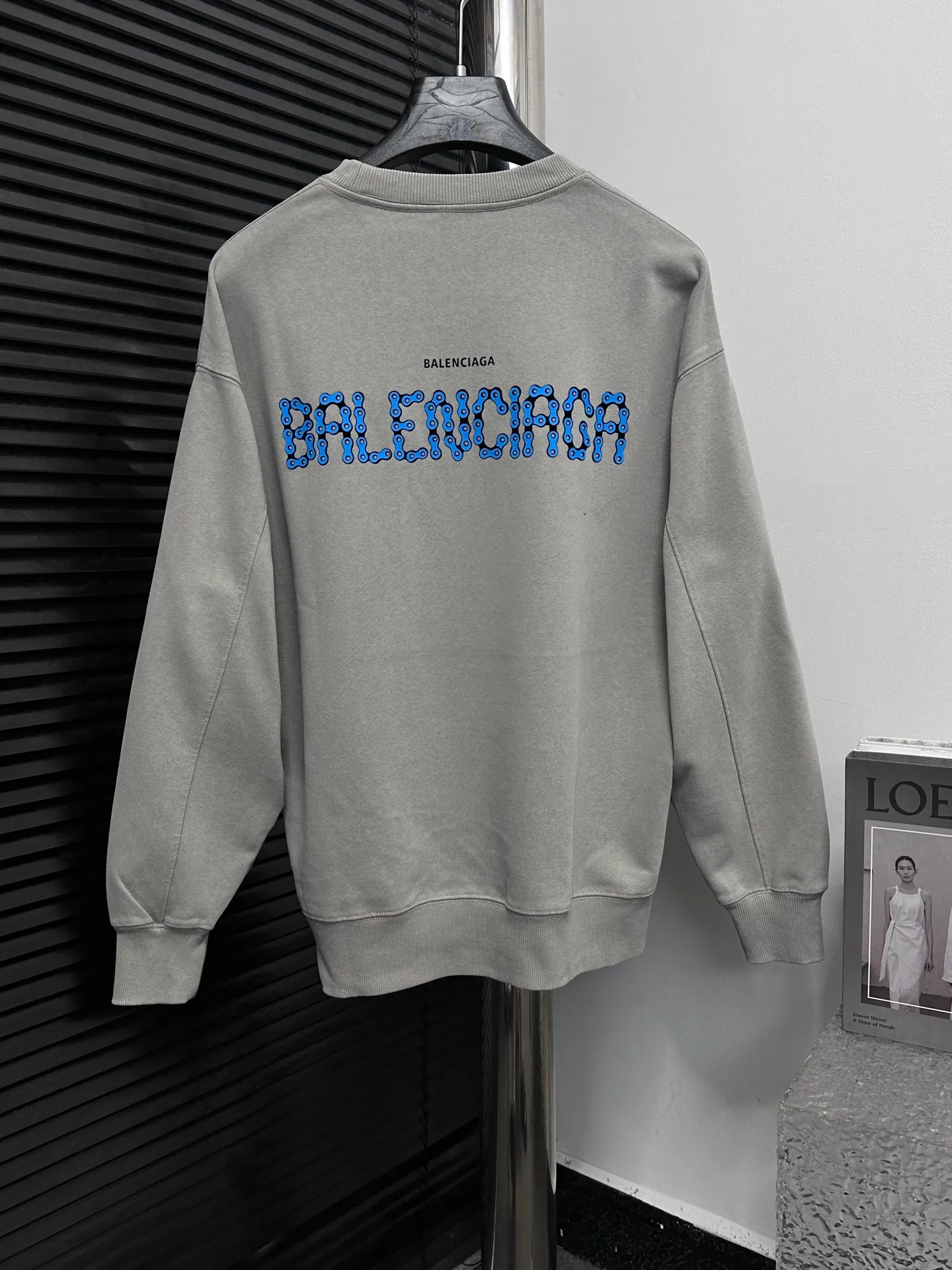 🅿️310 [BALENCIaGA] Paris washed round neck sweatshirt. The fabric is made of 400g Paris-specific double yarns* high weight double yarn ribs, washed and distressed. It has a better hand feel and texture. It is not easy to deform, not easy to shrink, not easy to fade, and maintains long-term beauty. The same style for men and women! ! Size: S-XL