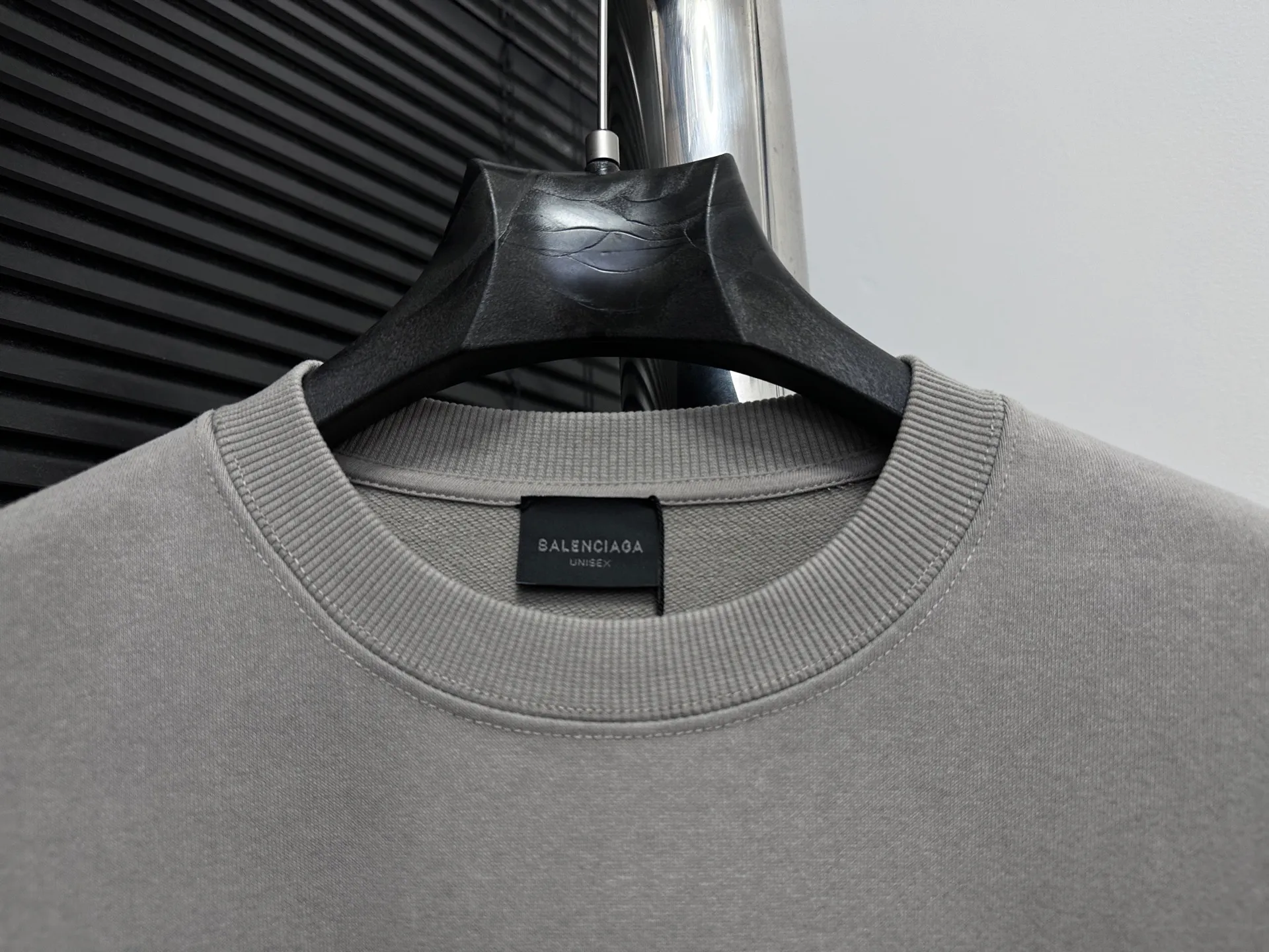 🅿️310 [BALENCIaGA] Paris washed round neck sweatshirt. The fabric is made of 400g Paris-specific double yarns* high weight double yarn ribs, washed and distressed. It has a better hand feel and texture. It is not easy to deform, not easy to shrink, not easy to fade, and maintains long-term beauty. The same style for men and women! ! Size: S-XL