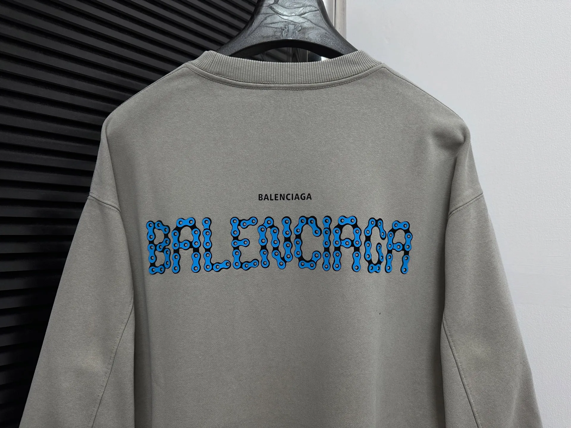 🅿️310 [BALENCIaGA] Paris washed round neck sweatshirt. The fabric is made of 400g Paris-specific double yarns* high weight double yarn ribs, washed and distressed. It has a better hand feel and texture. It is not easy to deform, not easy to shrink, not easy to fade, and maintains long-term beauty. The same style for men and women! ! Size: S-XL