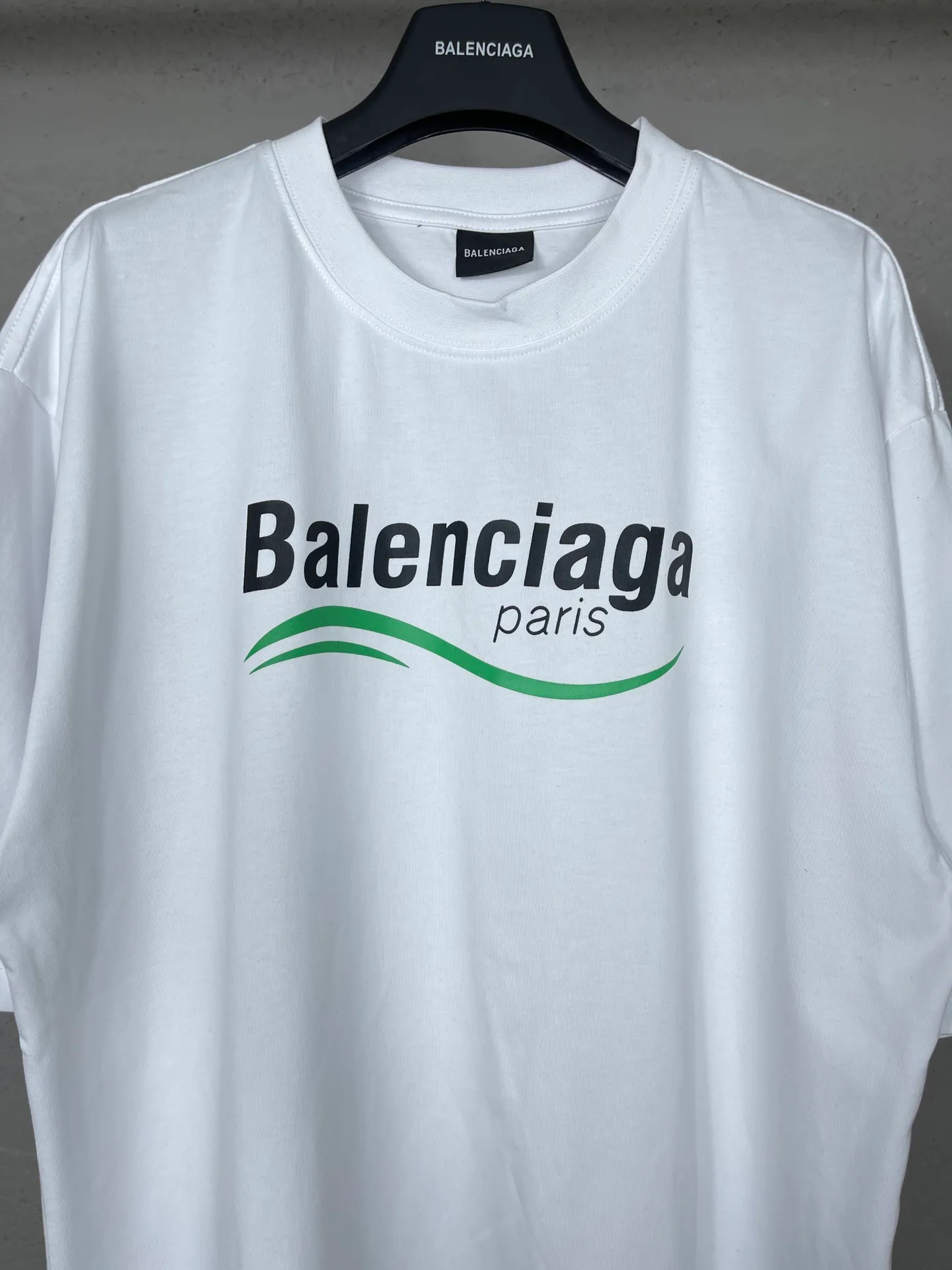 🅿️170 real photos [Top version. Official website quality] BALENCI*GA/Paris BALENCI*GA#2023 new style, multiple LoGO classic printed short-sleeved T-shirts. The fabric is made of Paris ZP custom-woven and dyed 100% cotton double yarn compact cotton. The weight is 260 grams, the cloth surface is clean. The cloth pattern is clear. Soft and comfortable. Good color fastness. Not easy to change color. The threads are woven and dyed with no color difference. Printing uses computer direct printing. The effect is three-dimensional and has no burrs. The version adopts OS loose shoulder design. Same style for men and women. Code: BL223205 Color: Black. White Size: XS to L