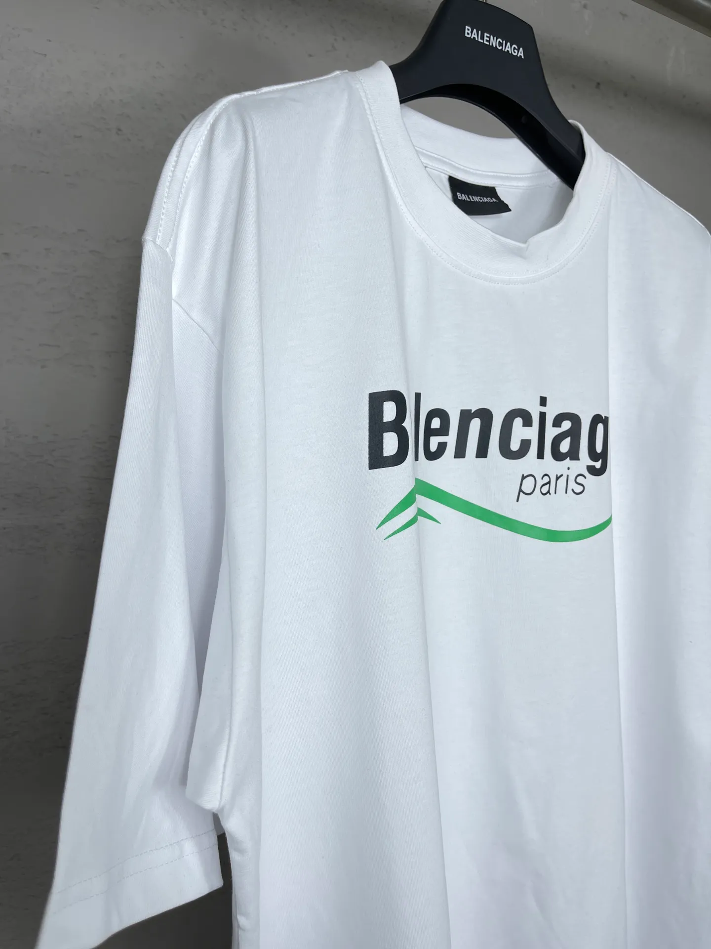🅿️170 real photos [Top version. Official website quality] BALENCI*GA/Paris BALENCI*GA#2023 new style, multiple LoGO classic printed short-sleeved T-shirts. The fabric is made of Paris ZP custom-woven and dyed 100% cotton double yarn compact cotton. The weight is 260 grams, the cloth surface is clean. The cloth pattern is clear. Soft and comfortable. Good color fastness. Not easy to change color. The threads are woven and dyed with no color difference. Printing uses computer direct printing. The effect is three-dimensional and has no burrs. The version adopts OS loose shoulder design. Same style for men and women. Code: BL223205 Color: Black. White Size: XS to L