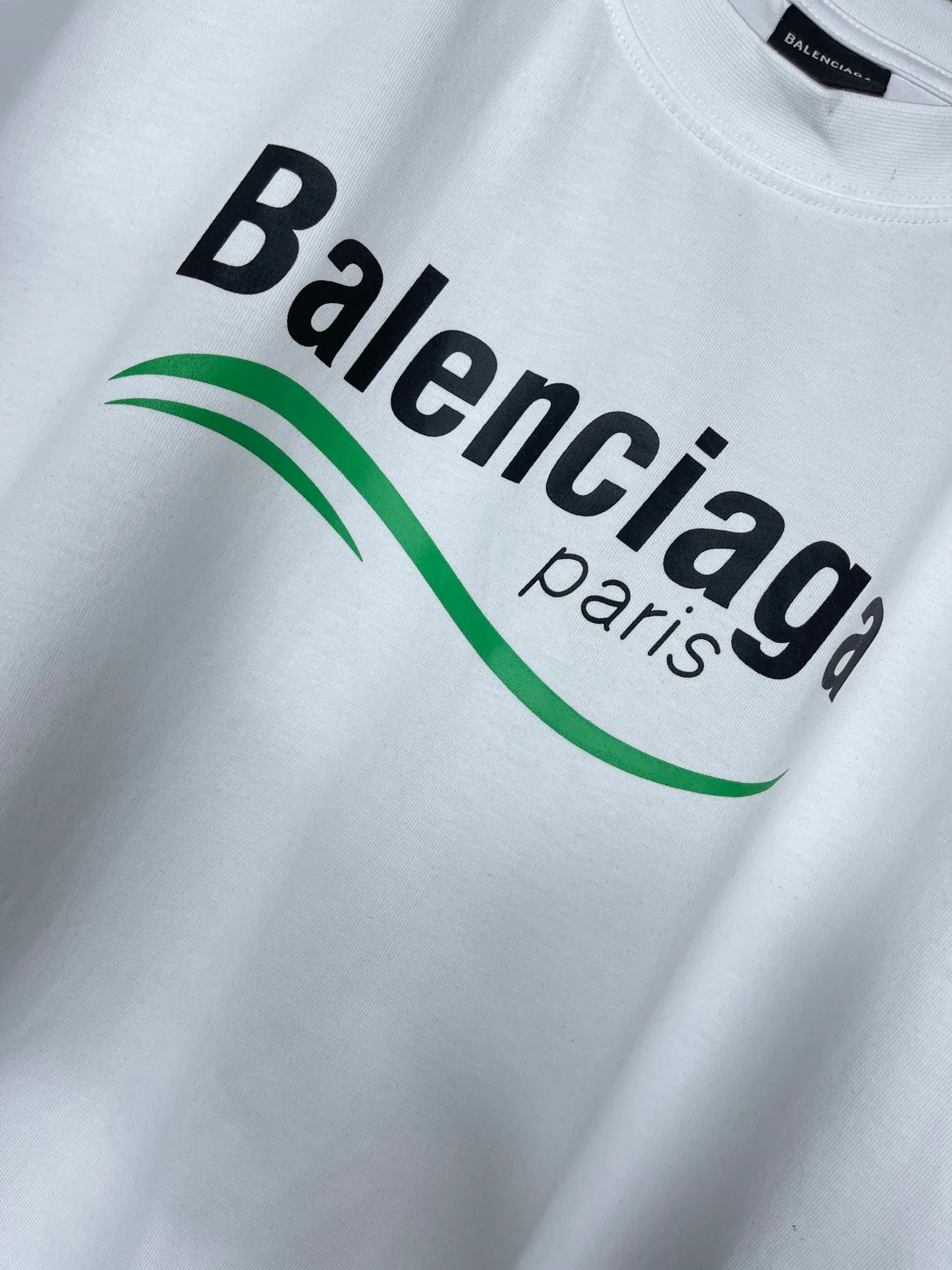 🅿️170 real photos [Top version. Official website quality] BALENCI*GA/Paris BALENCI*GA#2023 new style, multiple LoGO classic printed short-sleeved T-shirts. The fabric is made of Paris ZP custom-woven and dyed 100% cotton double yarn compact cotton. The weight is 260 grams, the cloth surface is clean. The cloth pattern is clear. Soft and comfortable. Good color fastness. Not easy to change color. The threads are woven and dyed with no color difference. Printing uses computer direct printing. The effect is three-dimensional and has no burrs. The version adopts OS loose shoulder design. Same style for men and women. Code: BL223205 Color: Black. White Size: XS to L