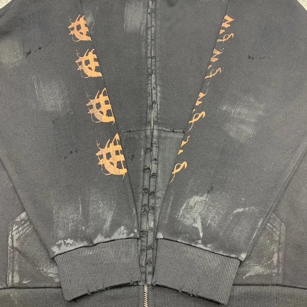 Additional details - Top-notch verified version BALENCIAGA Balenciaga SS23 official website catwalk style mud-dyed Sanskrit destruction male and female couple star same style pure cotton wide zipper jacket sweatshirt. The back printing uses white ink direct injection process. After the spraying has obvious effects, it is made into garments and washed, and the fabric printing is washed to a vague nostalgic retro feeling. This is the key soul of this dress!  PS: The printing size and fabric are all the same, only the length of the clothes is ➕ 4 cm! 460 grams of high-end customized fabrics, with excellent washing effect, breathable and thick hand feel. The details are all made by hand polishing and craftsmanship. The original version is matched and not easy to deform. The independent zipper hardware is molded and the ready-to-wear is heavily washed. The color is washed black and the black jacket is the basic foundation. The mud-dyed hand-painted plate matching process on the back presents a Sanskrit letter design that is very classic and versatile. I fell in love with it at first sight. It has been created through multiple processes to create a full sense of high-end. Same style for men and women, complete in three sizes, size: XS-L P:430