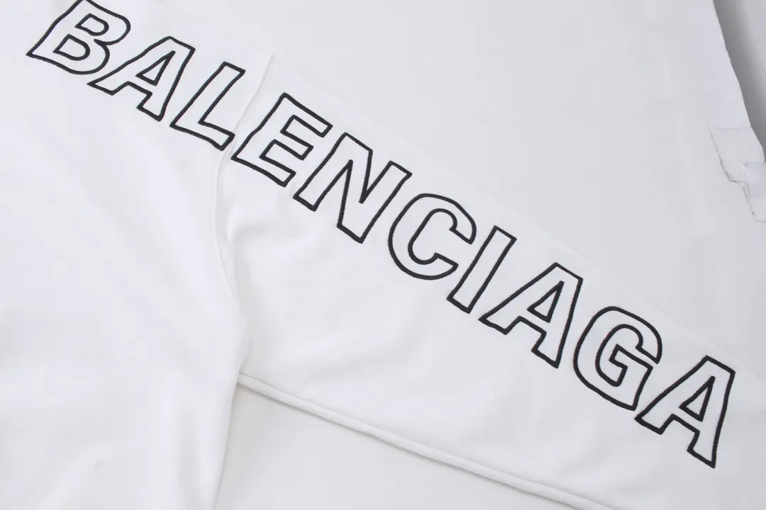 🅿️320 detailed pictures [Top version. Official website quality] BALENCI*GA/Paris BALENCI*GA#2024 latest model, Paris classic letter large LOGO embroidered hooded sweatshirt. Brick cabinet synchronization. Genuine products are developed and developed as soon as possible, welcome to compare! The fabric is made of Paris ZP custom-woven and dyed cotton terry sweatshirt. The weight is 450 grams. The cloth surface is clean. The cloth pattern is clear. It is soft and comfortable. It has good color fastness and is not easy to change color. The threads are woven and dyed with no color difference. The embroidery is done using imported Tajima embroidery machines. Super W needle thread embroidery, accurate positioning, three-dimensional effect, clear lines. No burrs and miscellaneous threads, ultra-high craftsmanship embroidery. The version adopts OS loose shoulder design. Same style for men and women. Code: BL238015 Color: Black. White Size: XS S M L