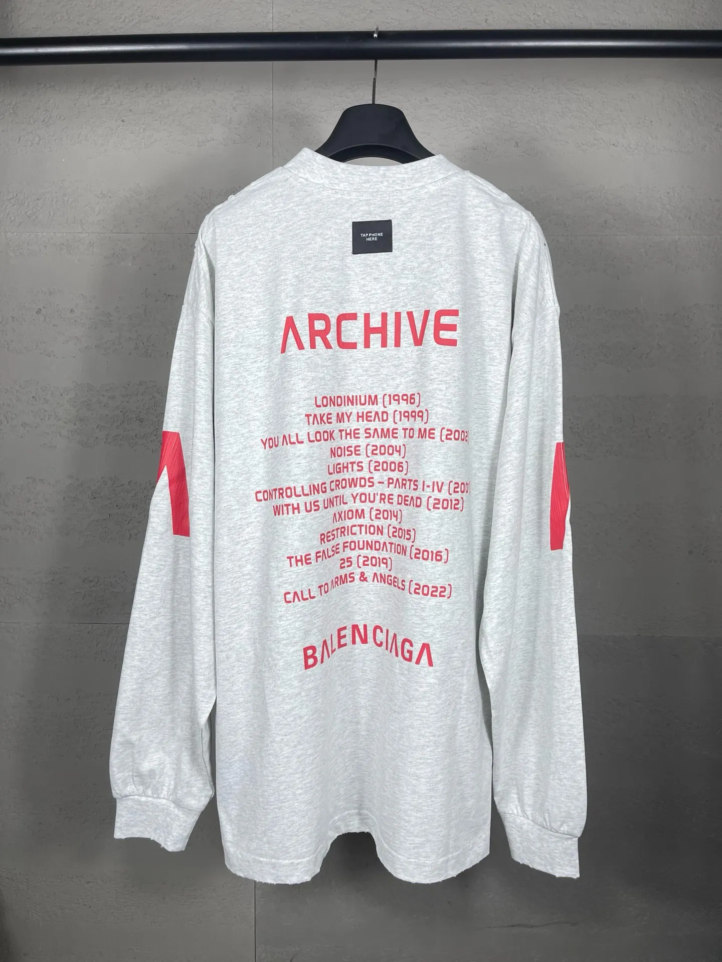 🅿️240 detailed pictures [Top version. Official website quality] BALENCI*GA/Paris. 2024 latest global limited edition. BALENCIAGA joins forces with Archive to create a long-sleeved T-shirt. Crack printed washed distressed T-shirt. Overweight craftsmanship, brick cabinet synchronization. ⚠️Distinguish the market currency, genuine research and development, worn. The hand painting is consistent with ZP, and the printing uses imported cracked environmentally friendly glue. The garments are washed, worn and worn. The whole piece is designed with heavy craftsmanship. Comparisons welcome. The version adopts OS loose shoulder design. Same style for men and women. Code: BL235031 Color: black, off-white Size: XS S M L