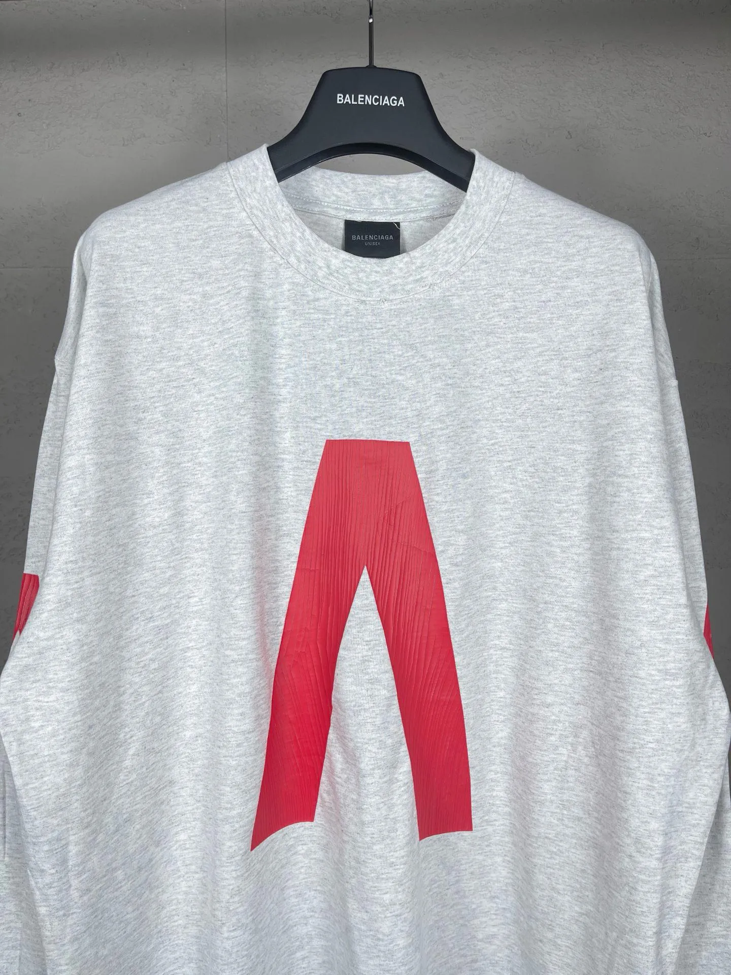 🅿️240 detailed pictures [Top version. Official website quality] BALENCI*GA/Paris. 2024 latest global limited edition. BALENCIAGA joins forces with Archive to create a long-sleeved T-shirt. Crack printed washed distressed T-shirt. Overweight craftsmanship, brick cabinet synchronization. ⚠️Distinguish the market currency, genuine research and development, worn. The hand painting is consistent with ZP, and the printing uses imported cracked environmentally friendly glue. The garments are washed, worn and worn. The whole piece is designed with heavy craftsmanship. Comparisons welcome. The version adopts OS loose shoulder design. Same style for men and women. Code: BL235031 Color: black, off-white Size: XS S M L