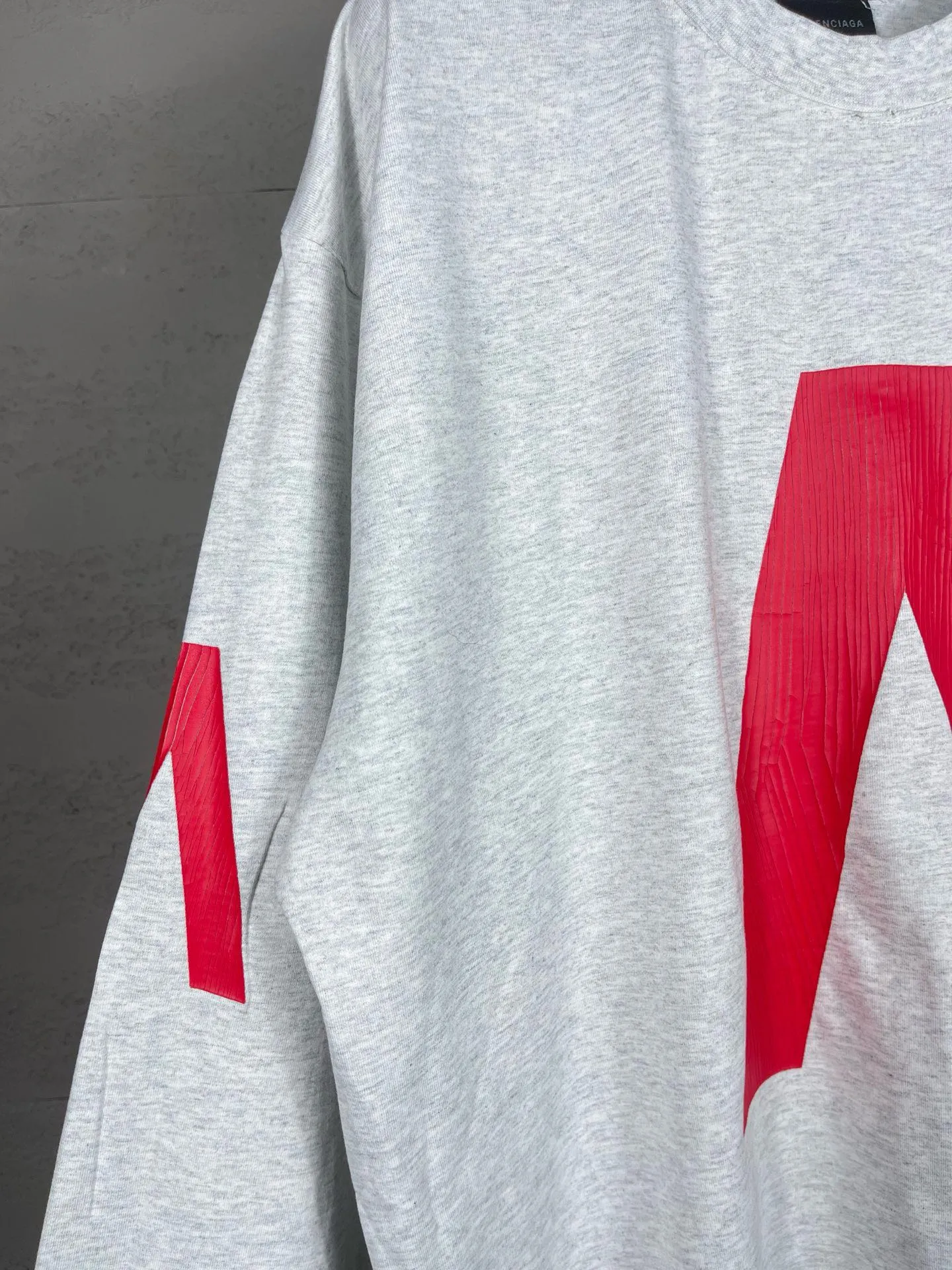 🅿️240 detailed pictures [Top version. Official website quality] BALENCI*GA/Paris. 2024 latest global limited edition. BALENCIAGA joins forces with Archive to create a long-sleeved T-shirt. Crack printed washed distressed T-shirt. Overweight craftsmanship, brick cabinet synchronization. ⚠️Distinguish the market currency, genuine research and development, worn. The hand painting is consistent with ZP, and the printing uses imported cracked environmentally friendly glue. The garments are washed, worn and worn. The whole piece is designed with heavy craftsmanship. Comparisons welcome. The version adopts OS loose shoulder design. Same style for men and women. Code: BL235031 Color: black, off-white Size: XS S M L