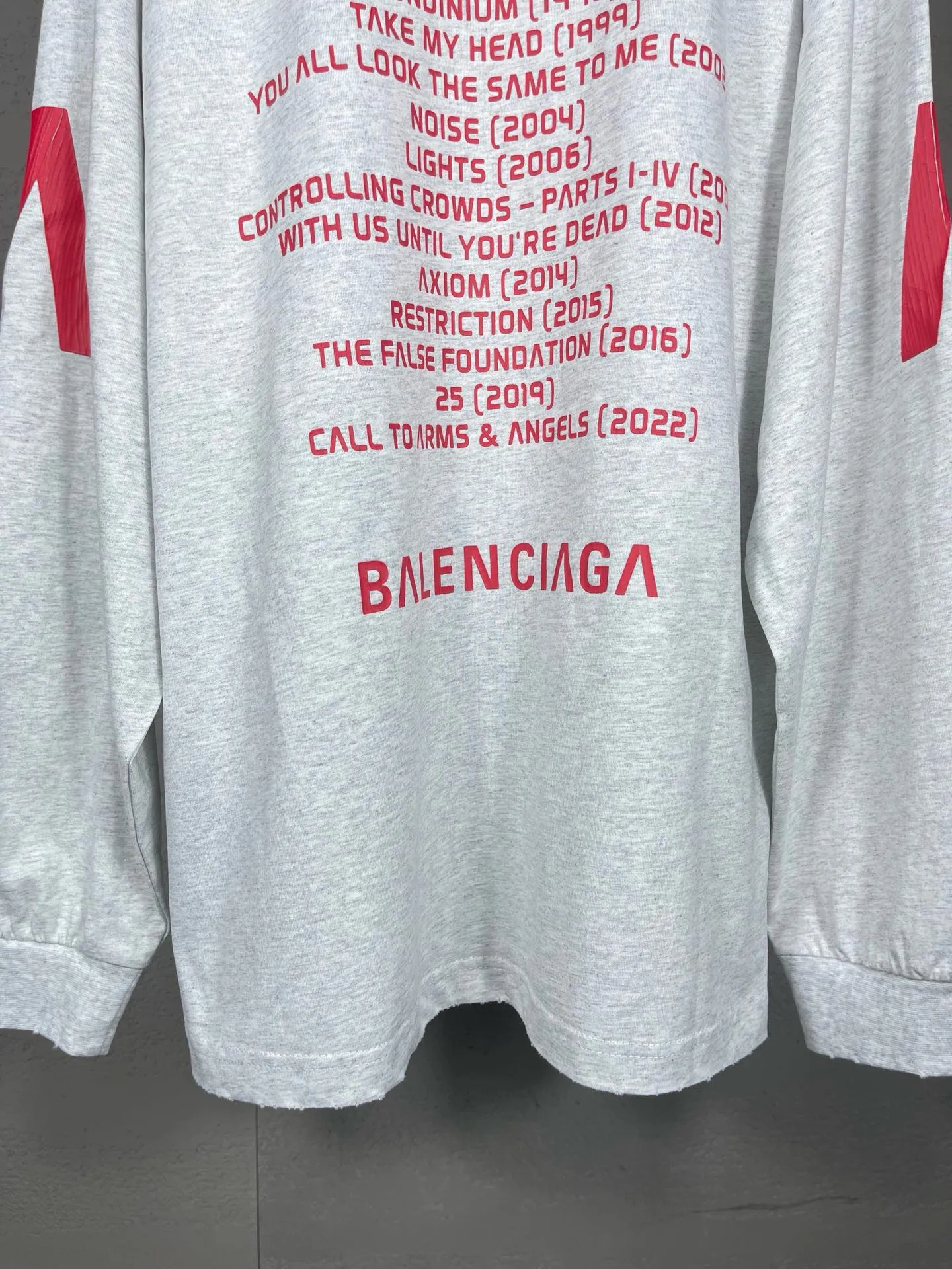 🅿️240 detailed pictures [Top version. Official website quality] BALENCI*GA/Paris. 2024 latest global limited edition. BALENCIAGA joins forces with Archive to create a long-sleeved T-shirt. Crack printed washed distressed T-shirt. Overweight craftsmanship, brick cabinet synchronization. ⚠️Distinguish the market currency, genuine research and development, worn. The hand painting is consistent with ZP, and the printing uses imported cracked environmentally friendly glue. The garments are washed, worn and worn. The whole piece is designed with heavy craftsmanship. Comparisons welcome. The version adopts OS loose shoulder design. Same style for men and women. Code: BL235031 Color: black, off-white Size: XS S M L