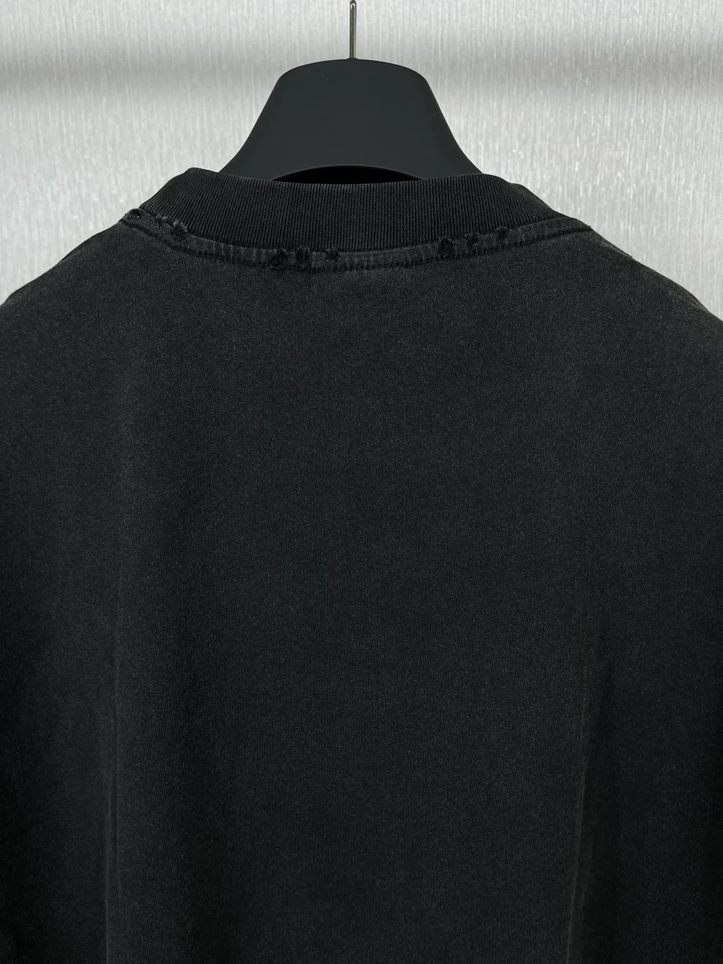 🅿️180 real photos [Top version. Official website quality] BALENCI*GA/Paris. 23 spring new style, crown wheat scissors foam printing technology. Ready-to-wear distressed washed short-sleeved T-shirt. Brick cabinet synchronization. The fabric is made of Paris ZP custom-woven and dyed 100% cotton double yarn compact cotton. The weight is 260 grams, the cloth surface is clean. The cloth pattern is clear, soft and comfortable. The threads are dyed with no color difference. The classic pattern is printed with environmentally friendly imported materials, hand-painted effect foam printing, the effect is three-dimensional and restores the brick cabinet. Different market currencies, welcome to compare. The version adopts OS loose shoulder design. Same style for men and women. Code: BL223100 Color: washed black, off-white Size: XS to L