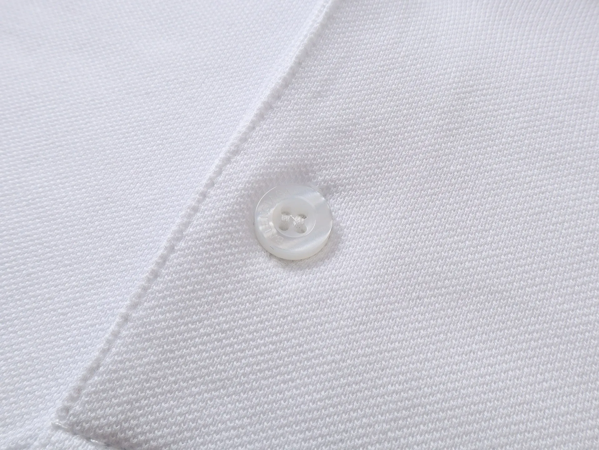 🅿️220 real photos [Top version. Official website quality] BALENCI*GA/Paris #2025 new Paris double-ring classic LOGO embroidered POLO shirt, with front and rear slit design, full of design, welcome to compare. The fabric is made of Paris ZP custom-woven and dyed cotton pique, with a weight of 260 grams. The cloth surface is clean. The cloth pattern is clear, soft and comfortable. The threads are woven and dyed with no color difference. The embroidered LOGO is embroidered using imported Tajima embroidery machine. The effect is three-dimensional. Restore the brick cabinet, adopt OS loose shoulder style. Same style for men and women. Coding: BL252215 Color: black, white Size: XS S M L