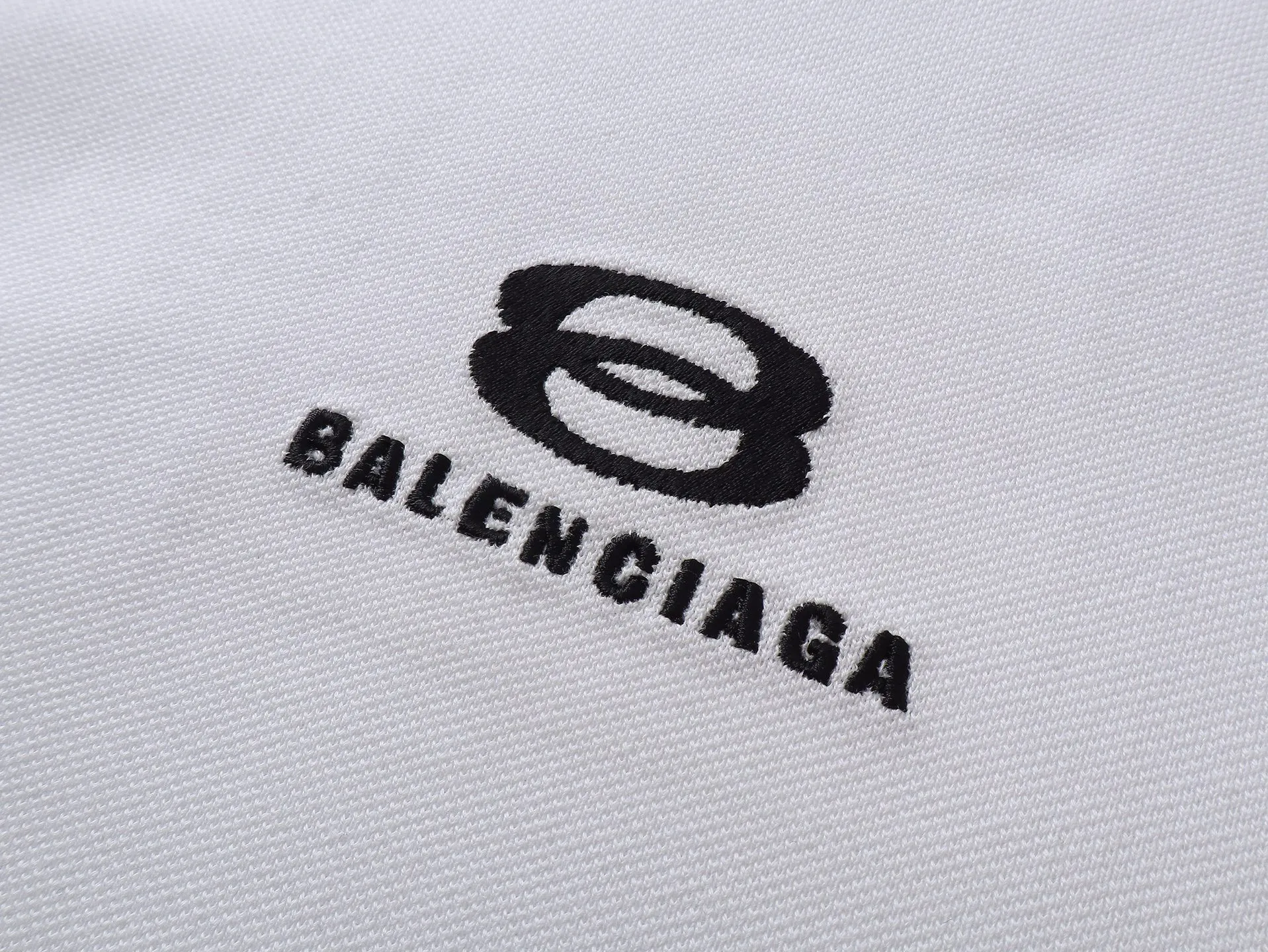 🅿️220 real photos [Top version. Official website quality] BALENCI*GA/Paris #2025 new Paris double-ring classic LOGO embroidered POLO shirt, with front and rear slit design, full of design, welcome to compare. The fabric is made of Paris ZP custom-woven and dyed cotton pique, with a weight of 260 grams. The cloth surface is clean. The cloth pattern is clear, soft and comfortable. The threads are woven and dyed with no color difference. The embroidered LOGO is embroidered using imported Tajima embroidery machine. The effect is three-dimensional. Restore the brick cabinet, adopt OS loose shoulder style. Same style for men and women. Coding: BL252215 Color: black, white Size: XS S M L