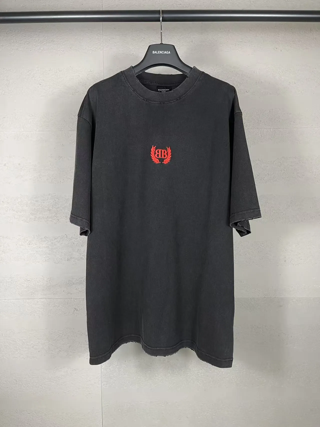 🅿️180 real photos [Top version. Official website quality] BALENCI*GA/Paris #2025 new style washed short-sleeved T-shirt with wheat ear letters LOGO embroidered on the chest, ready-to-wear washed, full of design. Welcome to compare. The fabric is made of Paris ZP custom-woven and dyed cotton double yarn, weight 260 grams, clean cloth surface. Clear texture, soft and comfortable. The threads are dyed with no color difference. The classic letter LOGO is embroidered with imported Tajima embroidery machine. The effect is three-dimensional. Restore brick cabinet, adopt OS loose shoulder style. Same style for men and women. Code: BL253663 Color: washed black, lake blue, pink, white Size: XS S M L