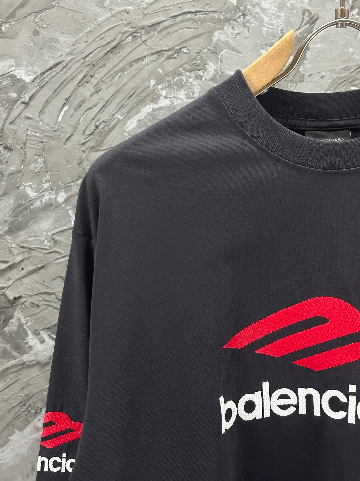 🅿️250 BALENCI*GA Paris 3M embroidered long sleeve. The fabric is made of Paris custom-woven and dyed double yarn pure cotton fabric. The weight is 280g. The thread is custom-woven and dyed without color difference. The front and back panels are embroidered with imported Tajima machines. Two high-temperature setting washes. os dropped shoulders and loose version. Same style for men and women -Color: black ivory -SIZE: XS S M L Style No. 8610#