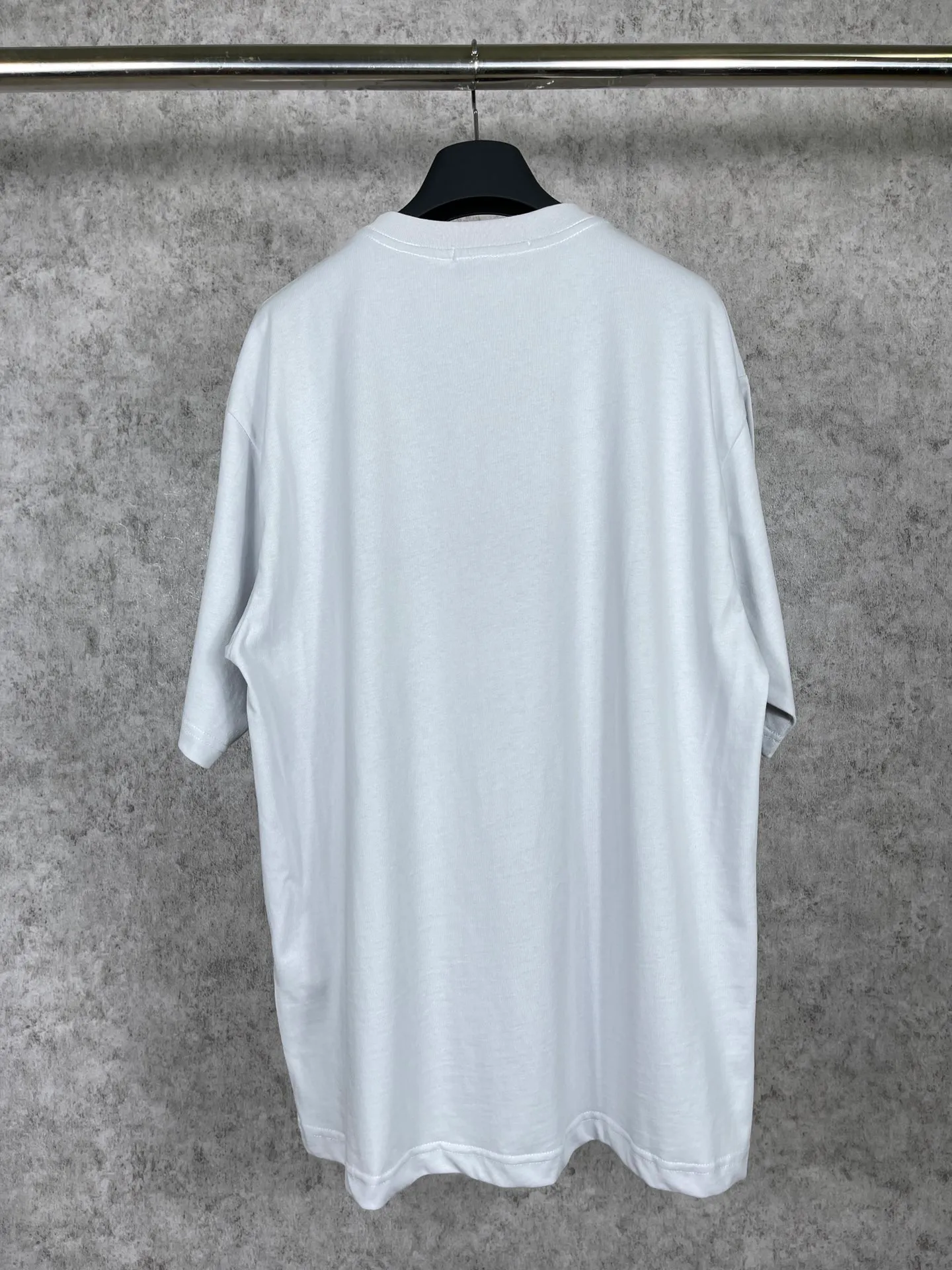 🅿️186 Real photos [Top version. Official website quality] BALENCI*GA/Paris #BB letter classic LOGO embroidered short-sleeved T-shirt #brick cabinet synchronization The fabric is made of Paris ZP custom-woven and dyed cotton double yarn. Weighing 260 grams, the cloth surface is clean. The cloth pattern is clear, soft and comfortable. The color fastness is good. It is not easy to change color. The threads are dyed with no color difference. The classic LOGO letter embroidery uses imported embroidery machines, and the embroidery thread uses imported matte light, which is soft to the touch, does not pierce the flesh, and the letters are three-dimensional and full. It is produced in Jubie market based on pictures. Comparisons welcome. The finished product is washed and aged. The letters are clear. The three-dimensional effect is strong. The version adopts the OS loose shoulder style. The same style for men and women. Code: BL223061 Color: off-white Size: XS to L