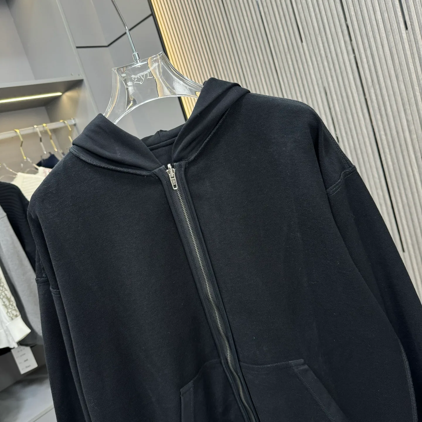 🅿️300 Balenciaga Bal pure cotton double-sided jacket, same style for men and women, loose fit size M L The clothes were decorated with a focus on water spraying, cat whiskers and other decorative techniques. The whole piece is sewn using a buried clamp machine, and the seams are smooth and rounded, and the edges are decorated by hand grinding. The engraved aluminum buckle is custom-made according to the YB mold and is electroplated with copper color. The logo embroidery on the brim of the hood uses three-dimensional 10,000-needle embroidery. The stitching is fine and dense, with clear patterns and strong lines and three-dimensionality. The OS drop-shoulder silhouette flatters any body shape.