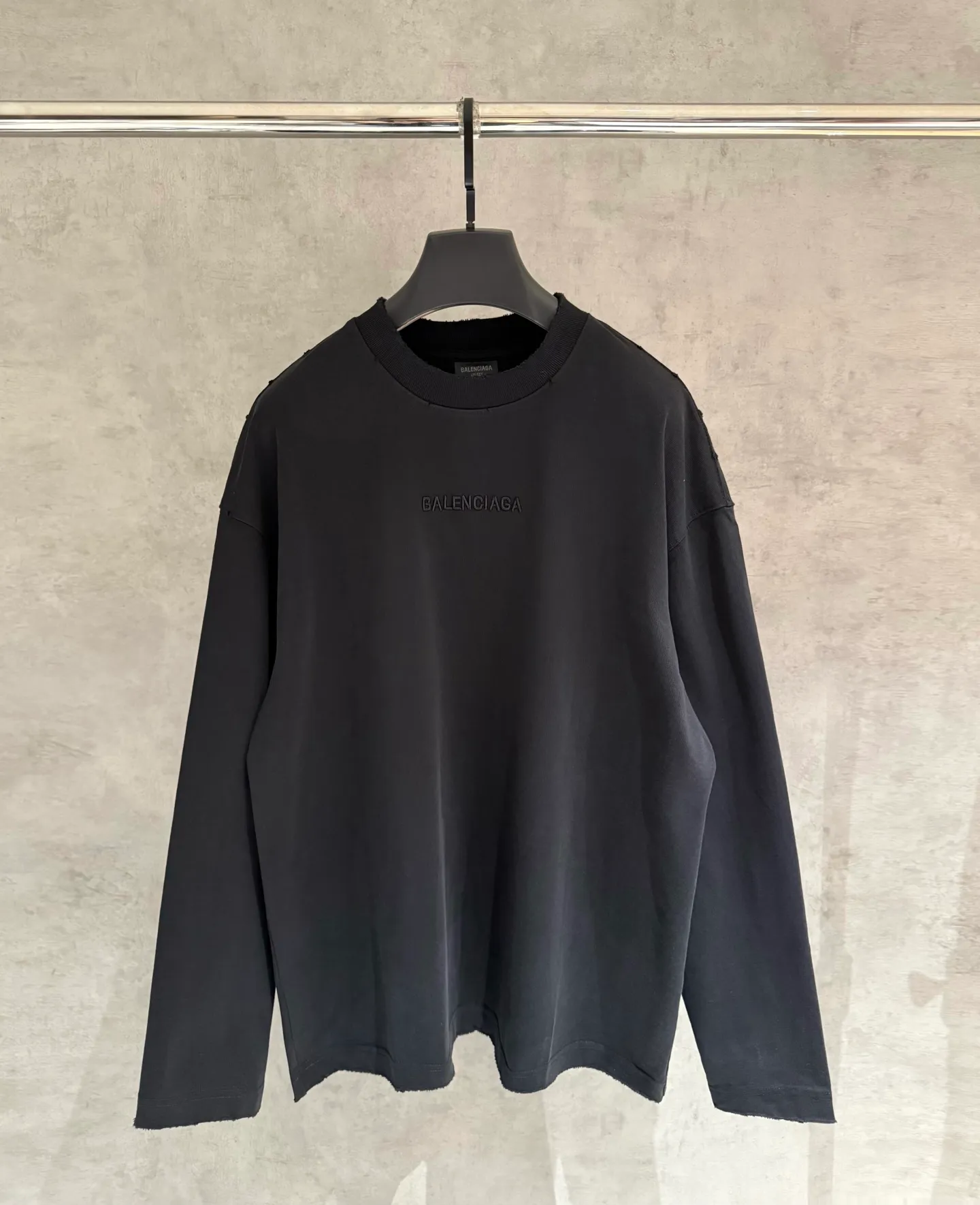 🅿️350 [Strict quality control] Balenciaga 25ss logo embroidered long-sleeved T-shirt. The fabric is made of custom-dyed 100% pure cotton double-ply fabric. 420g garment wash. Front and rear panel embroidery. Front panel post-garment washing process. Custom hardware. Thread. Accessories. Matching. Same style for men and women. Color: black/off-white/white. Size: M-2xl