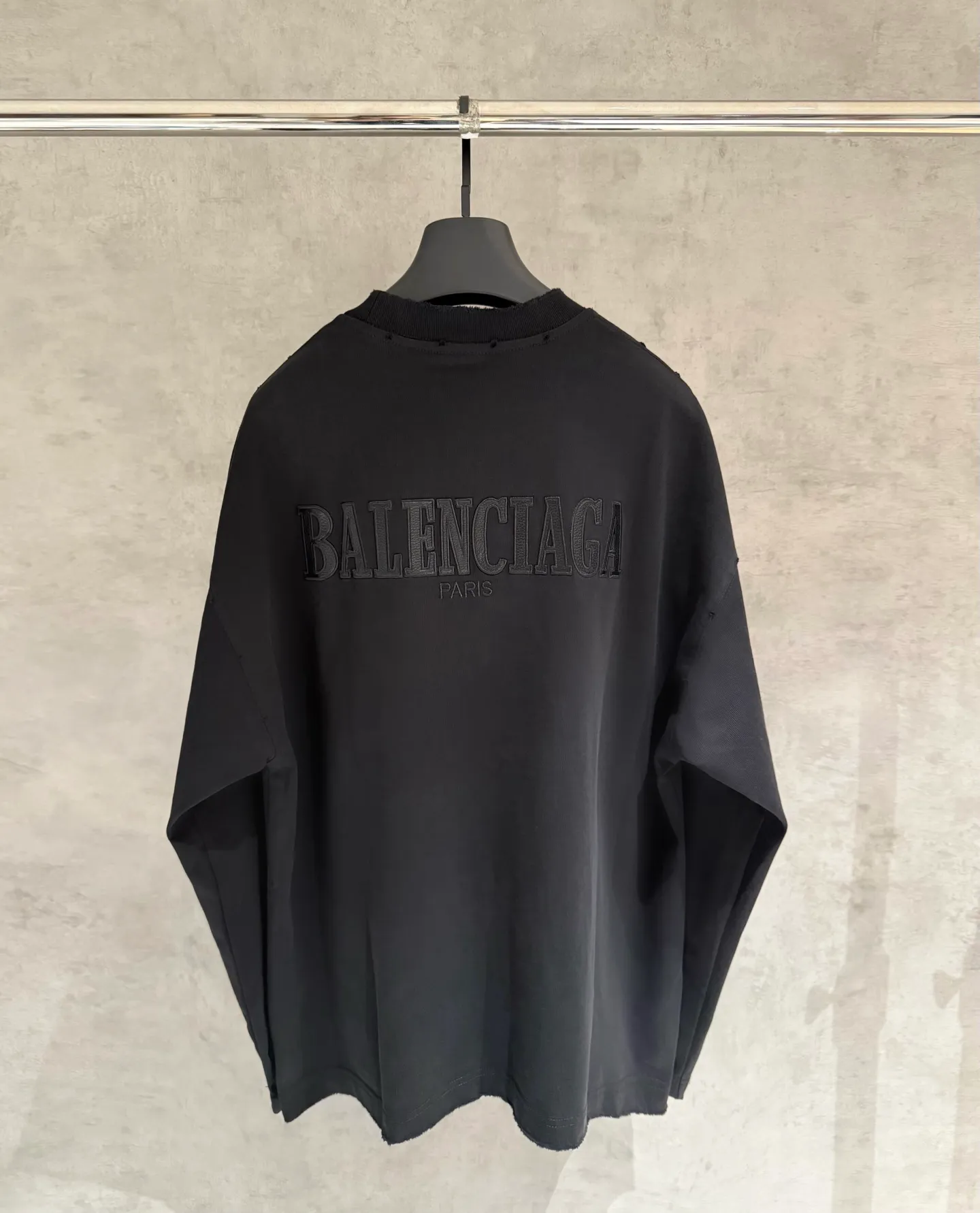 🅿️350 [Strict quality control] Balenciaga 25ss logo embroidered long-sleeved T-shirt. The fabric is made of custom-dyed 100% pure cotton double-ply fabric. 420g garment wash. Front and rear panel embroidery. Front panel post-garment washing process. Custom hardware. Thread. Accessories. Matching. Same style for men and women. Color: black/off-white/white. Size: M-2xl