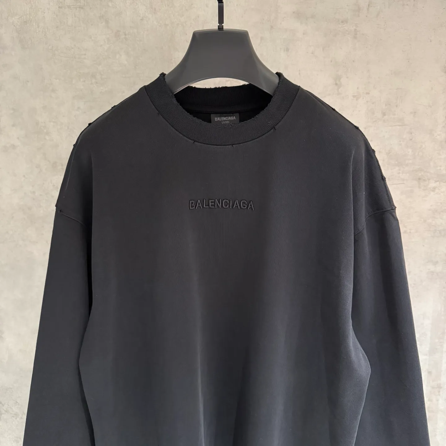 🅿️350 [Strict quality control] Balenciaga 25ss logo embroidered long-sleeved T-shirt. The fabric is made of custom-dyed 100% pure cotton double-ply fabric. 420g garment wash. Front and rear panel embroidery. Front panel post-garment washing process. Custom hardware. Thread. Accessories. Matching. Same style for men and women. Color: black/off-white/white. Size: M-2xl