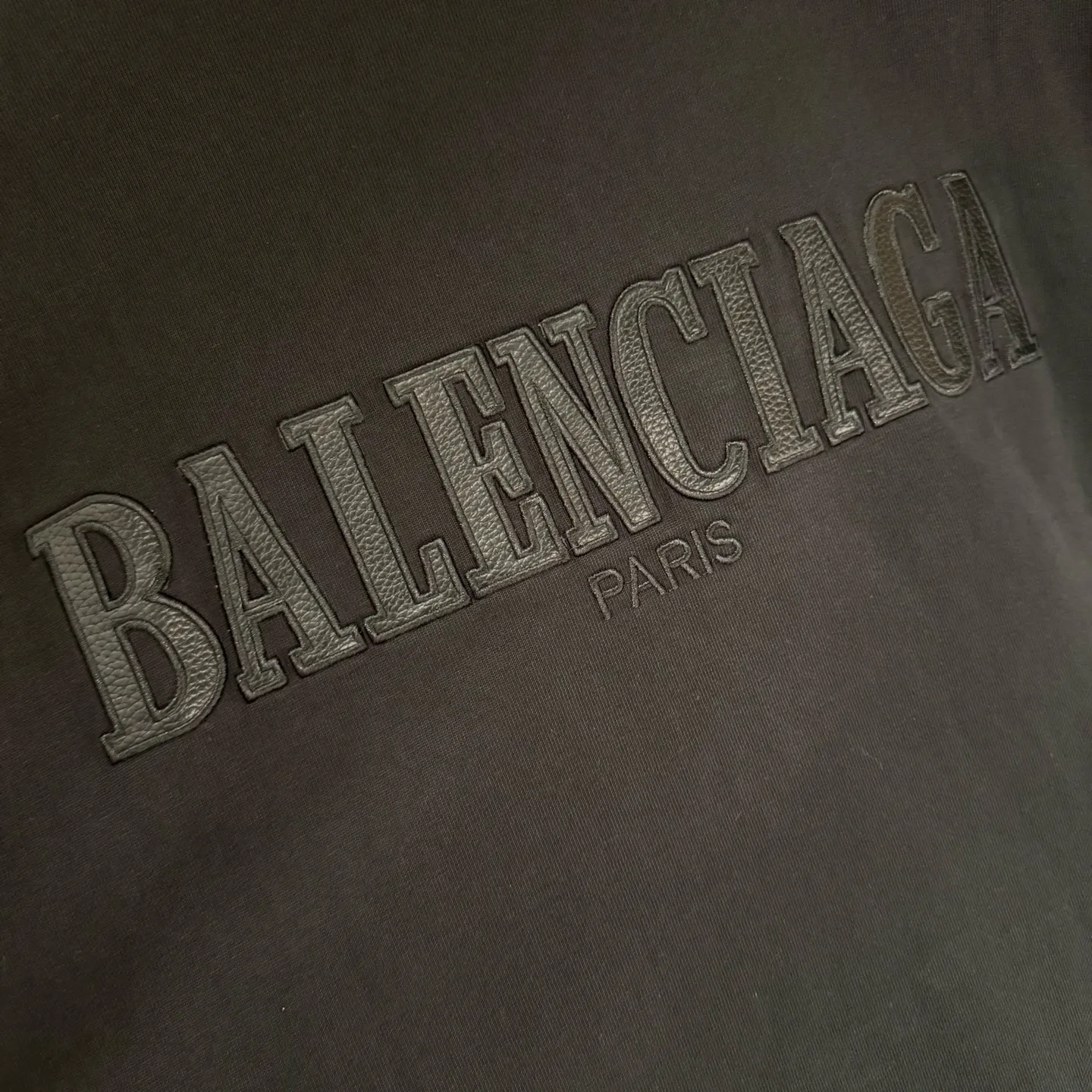 🅿️350 [Strict quality control] Balenciaga 25ss logo embroidered long-sleeved T-shirt. The fabric is made of custom-dyed 100% pure cotton double-ply fabric. 420g garment wash. Front and rear panel embroidery. Front panel post-garment washing process. Custom hardware. Thread. Accessories. Matching. Same style for men and women. Color: black/off-white/white. Size: M-2xl