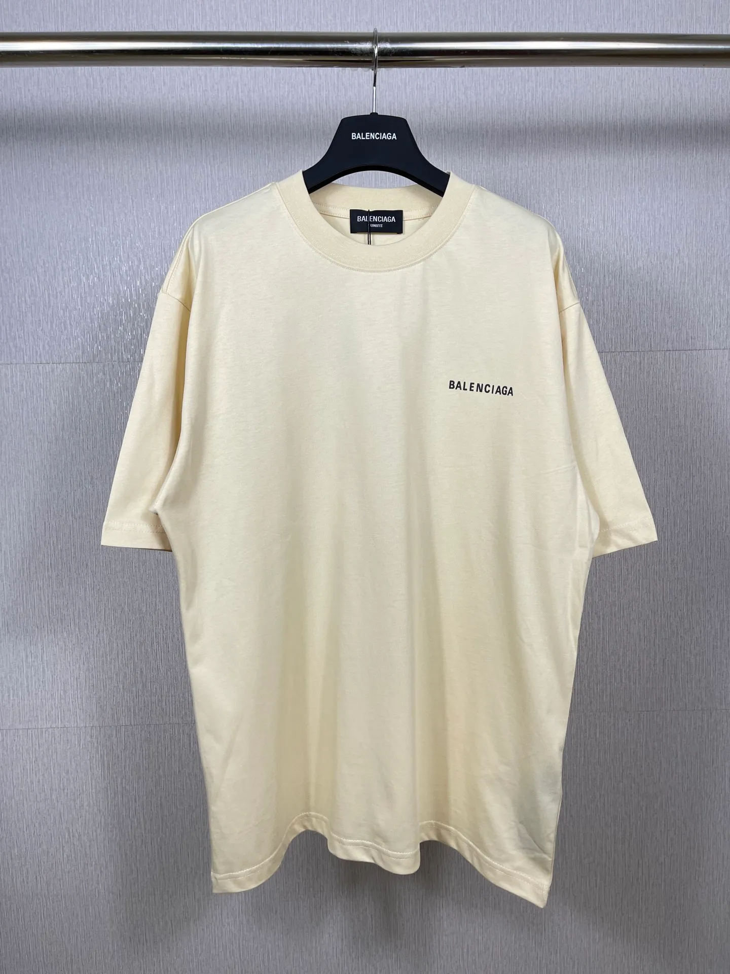 🅿️166 Detailed picture [Top version. Official website quality] BALENCI*GA/Paris#Classic style. Classic letter printed short-sleeved T-shirt on the front and back #brick cabinet synchronization.                       The fabric is made of Paris ZP custom-woven and dyed cotton double yarn, weighing 260 grams. The cloth surface is clean. The cloth pattern is clear, soft and comfortable. The threads are dyed with no color difference. The classic pattern is printed with environmentally friendly imported materials, precision printing screen, the letters are clear, the effect is three-dimensional, and the brick cabinet is restored. The version adopts OS loose shoulder style. Same style for men and women. Coding: BL223022 Color: black, beige, white, blue, floral gray, beige. Size: XS to L