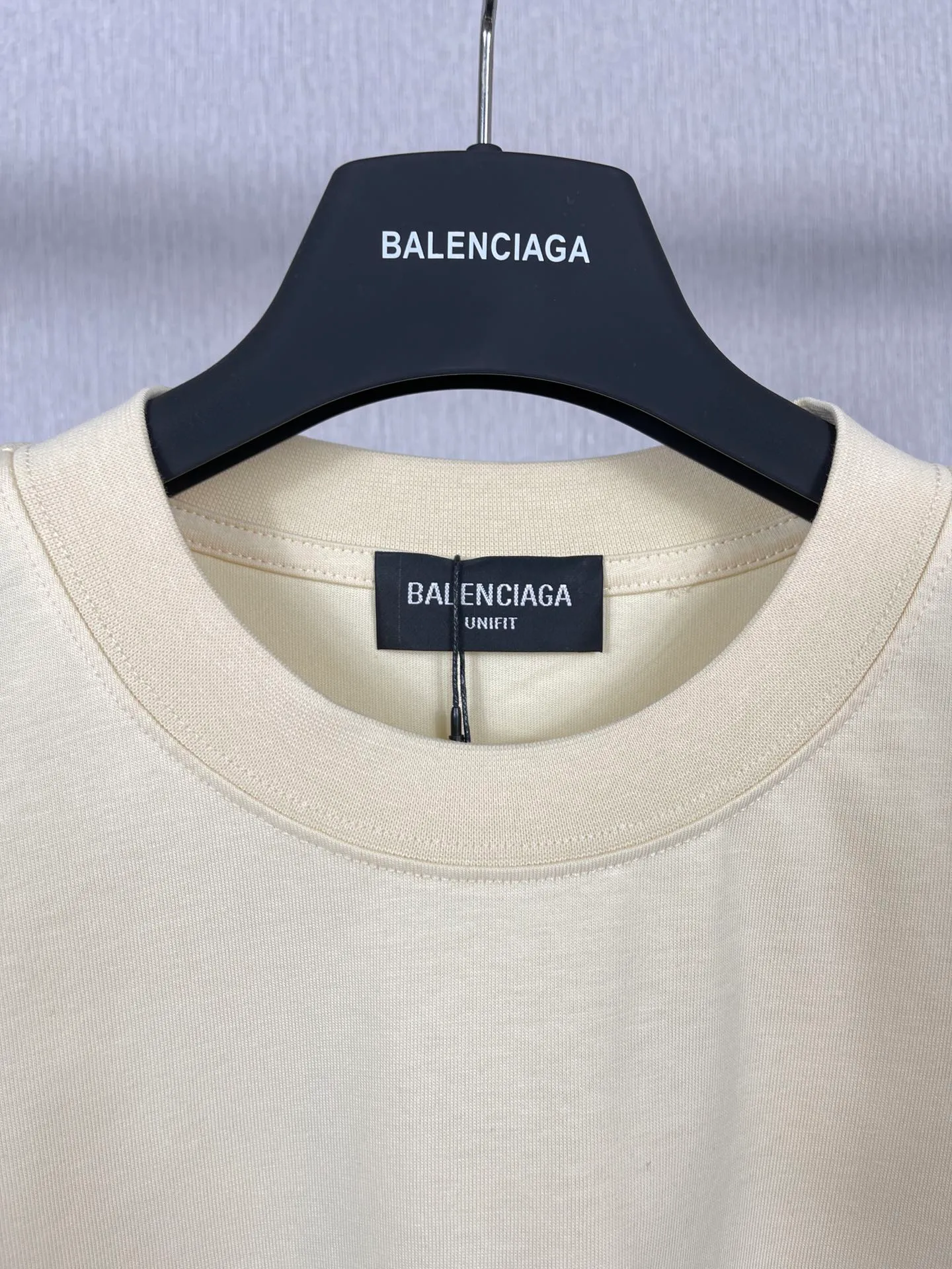 🅿️166 Detailed picture [Top version. Official website quality] BALENCI*GA/Paris#Classic style. Classic letter printed short-sleeved T-shirt on the front and back #brick cabinet synchronization.                       The fabric is made of Paris ZP custom-woven and dyed cotton double yarn, weighing 260 grams. The cloth surface is clean. The cloth pattern is clear, soft and comfortable. The threads are dyed with no color difference. The classic pattern is printed with environmentally friendly imported materials, precision printing screen, the letters are clear, the effect is three-dimensional, and the brick cabinet is restored. The version adopts OS loose shoulder style. Same style for men and women. Coding: BL223022 Color: black, beige, white, blue, floral gray, beige. Size: XS to L