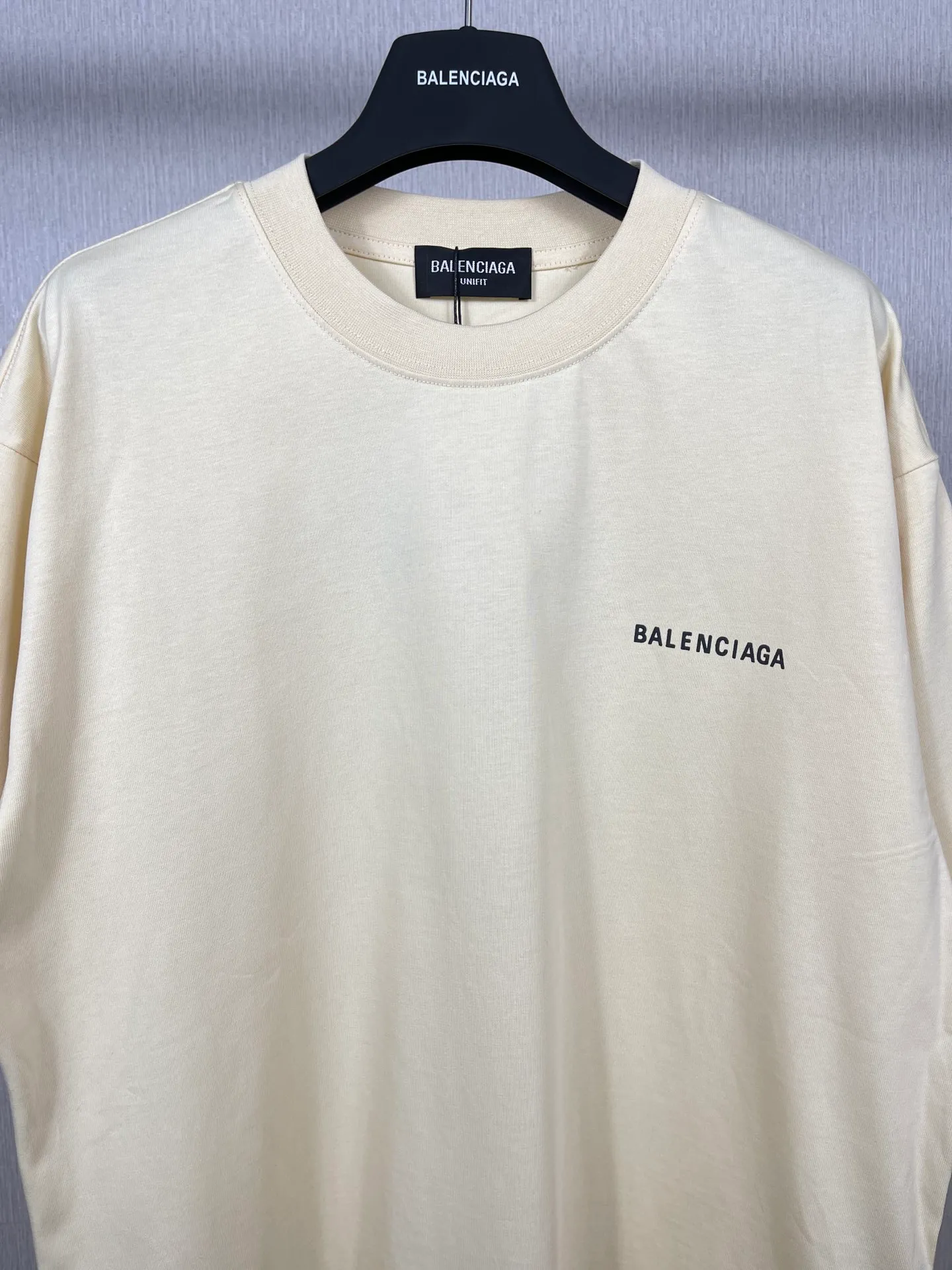 🅿️166 Detailed picture [Top version. Official website quality] BALENCI*GA/Paris#Classic style. Classic letter printed short-sleeved T-shirt on the front and back #brick cabinet synchronization.                       The fabric is made of Paris ZP custom-woven and dyed cotton double yarn, weighing 260 grams. The cloth surface is clean. The cloth pattern is clear, soft and comfortable. The threads are dyed with no color difference. The classic pattern is printed with environmentally friendly imported materials, precision printing screen, the letters are clear, the effect is three-dimensional, and the brick cabinet is restored. The version adopts OS loose shoulder style. Same style for men and women. Coding: BL223022 Color: black, beige, white, blue, floral gray, beige. Size: XS to L