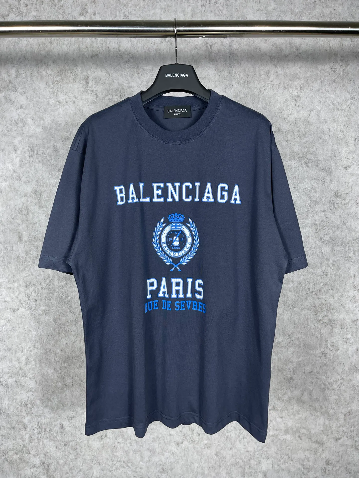 🅿️170 real photos [Top version. Official website quality] BALENCI*GA/Paris. Crown wheat ear printed short-sleeved T-shirt. Brick cabinet synchronization. The fabric is made of Paris ZP custom-woven and dyed 100% cotton double yarn compact cotton. The weight is 260 grams, the cloth surface is clean. The cloth pattern is clear, soft and comfortable. The threads are dyed with no color difference. The classic pattern is printed with environmentally friendly imported materials, straight crack glue and precision printing screen. The letters are clear and the effect is three-dimensional, restoring the brick cabinet. It is not the same as the market currency, welcome to compare. The version adopts OS loose shoulder design. Same style for men and women. Code: BL223019 Color: gray blue Size: XS S M L
