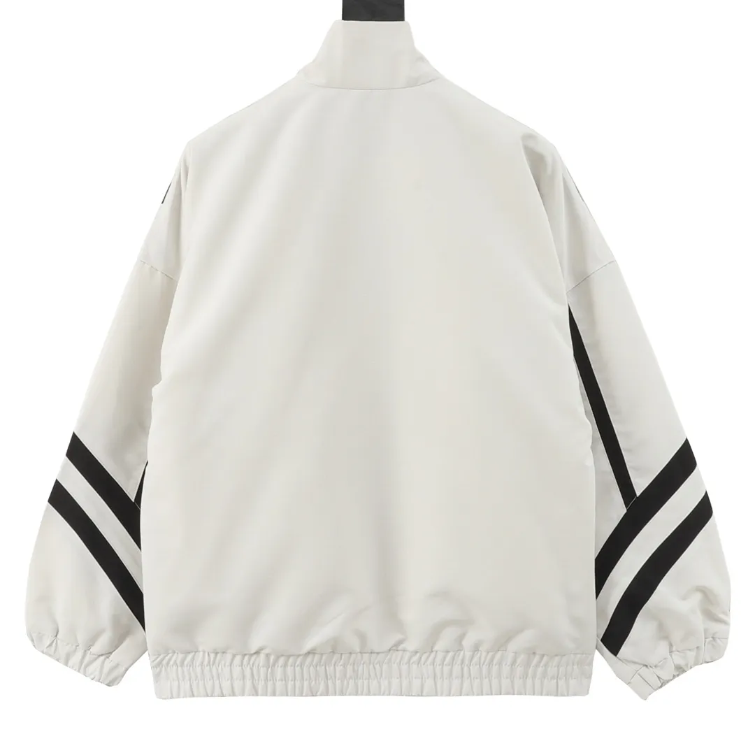 🅿️570 Balenciaga/Balenciaga catwalk style spliced ​​sports jacket, light luxury, a must-have item for daily commuting for men and women. Correct version. Welcome to compare. · Customized regenerated nylon fabric with slight crumpling process · Fabric with waterproof coating process · Three-grade polyester bird's eye mesh lining