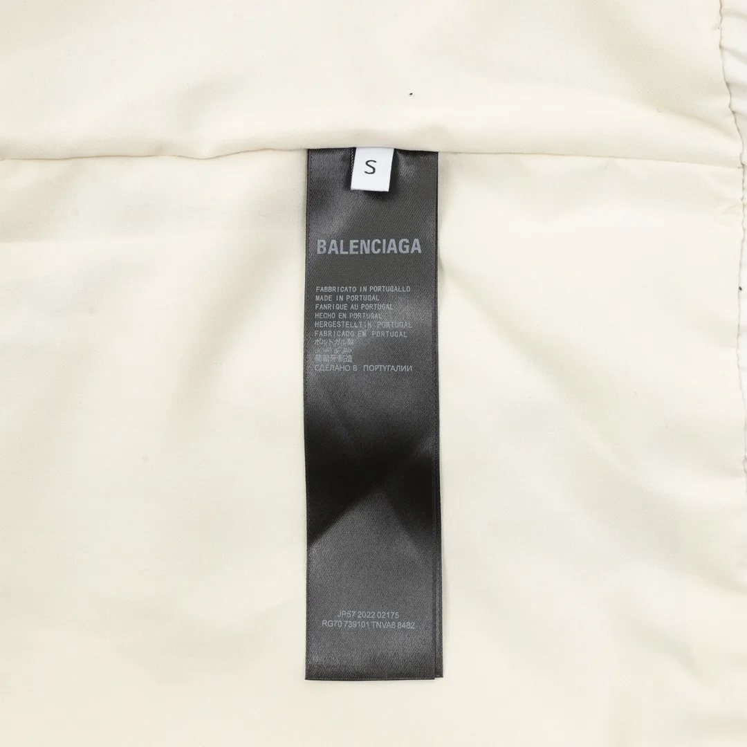 🅿️570 Balenciaga/Balenciaga catwalk style spliced ​​sports jacket, light luxury, a must-have item for daily commuting for men and women. Correct version. Welcome to compare. · Customized regenerated nylon fabric with slight crumpling process · Fabric with waterproof coating process · Three-grade polyester bird's eye mesh lining